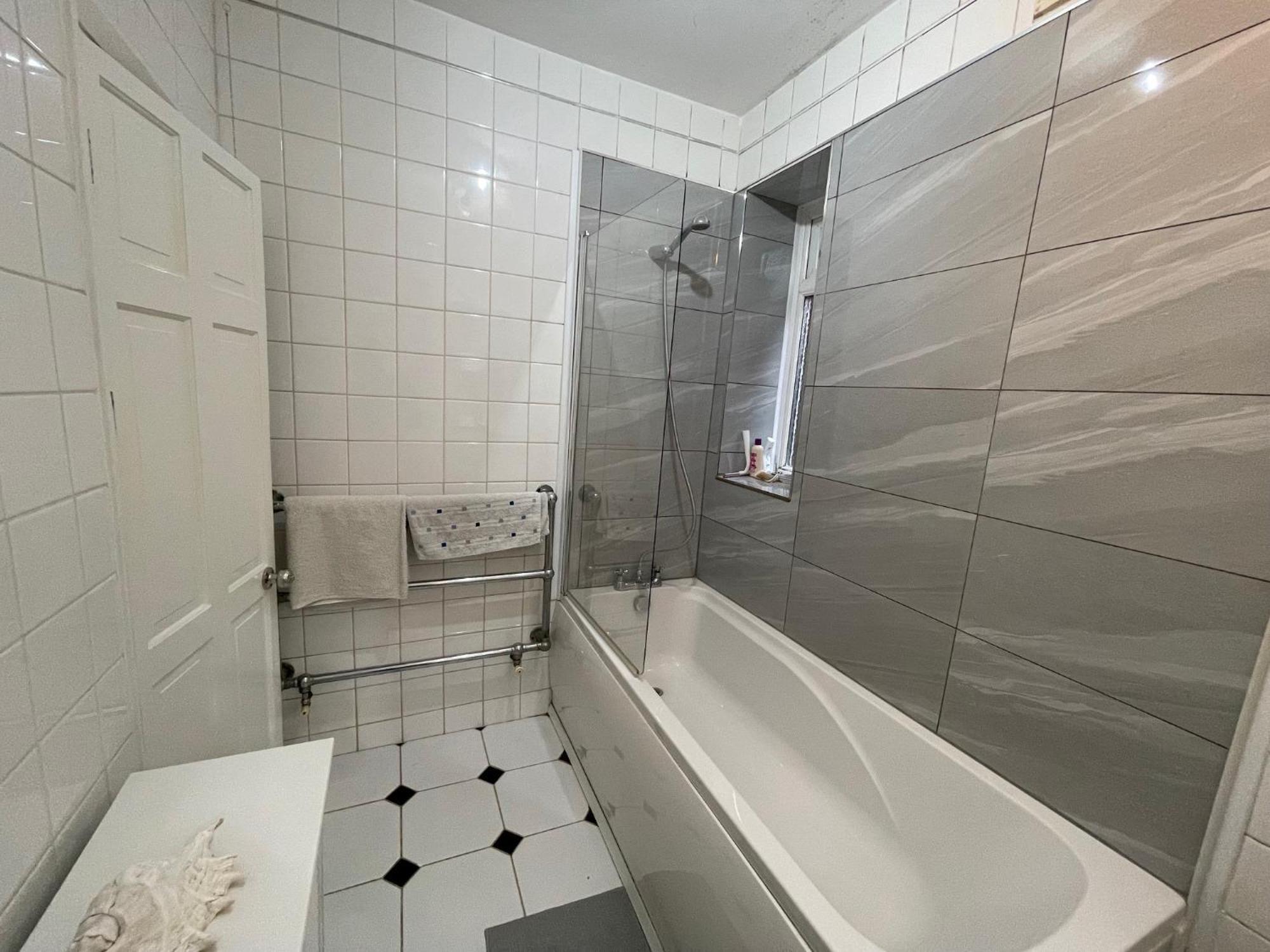 Large Double Bedroom 10 Minutes To Guest house