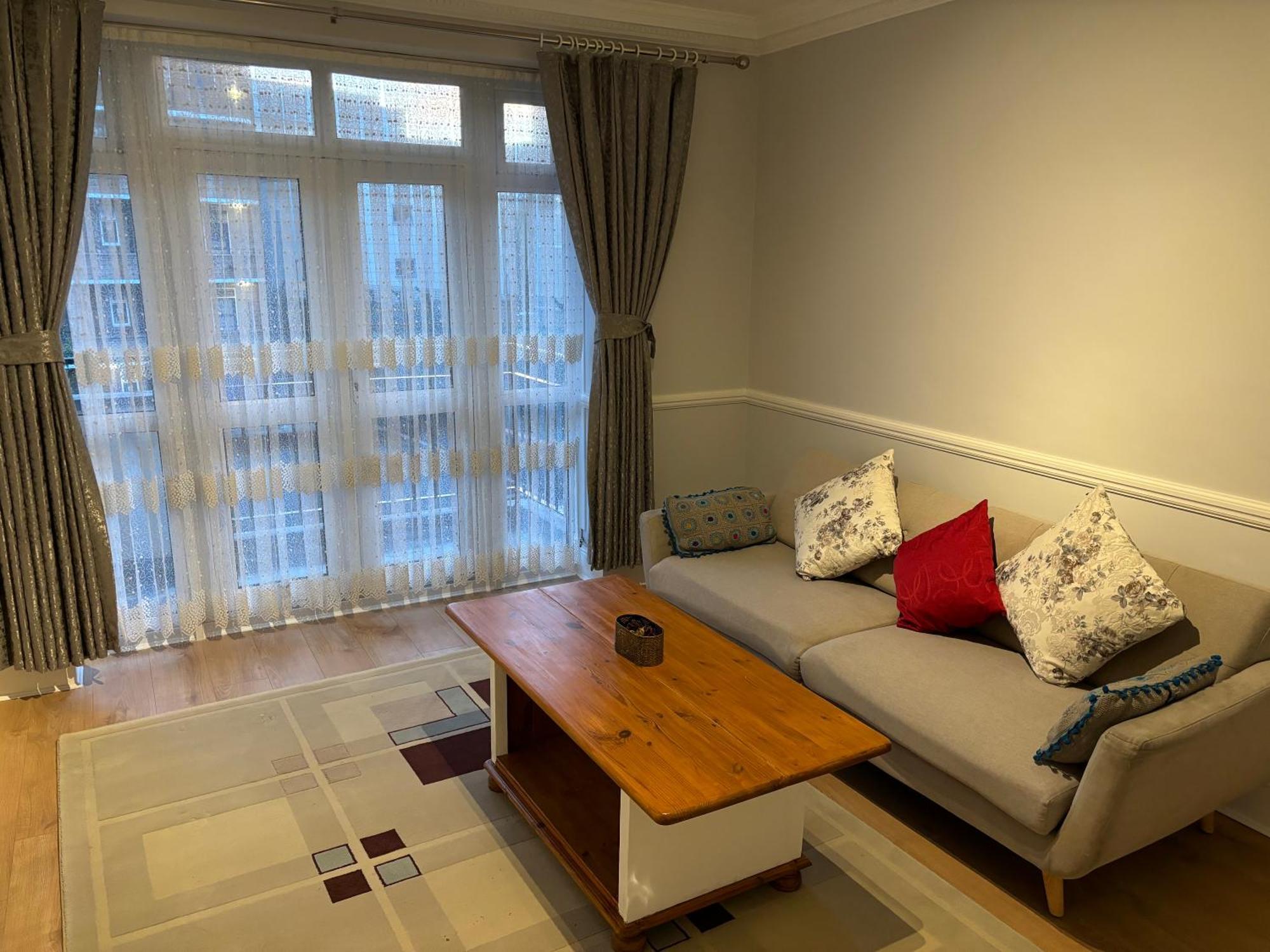 Bright 2 Bedroom Flat Close To Centre Apartment