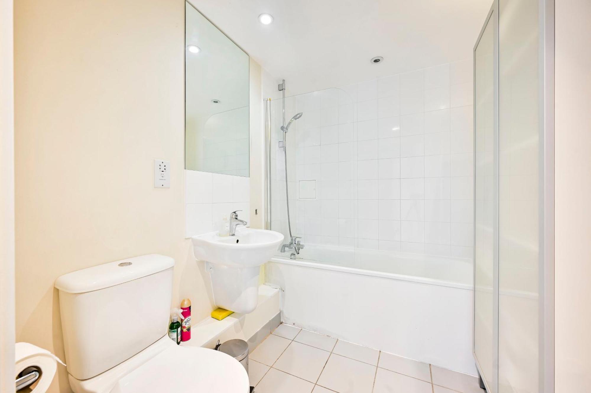 2 Bed Flat Next Old Street Tube London