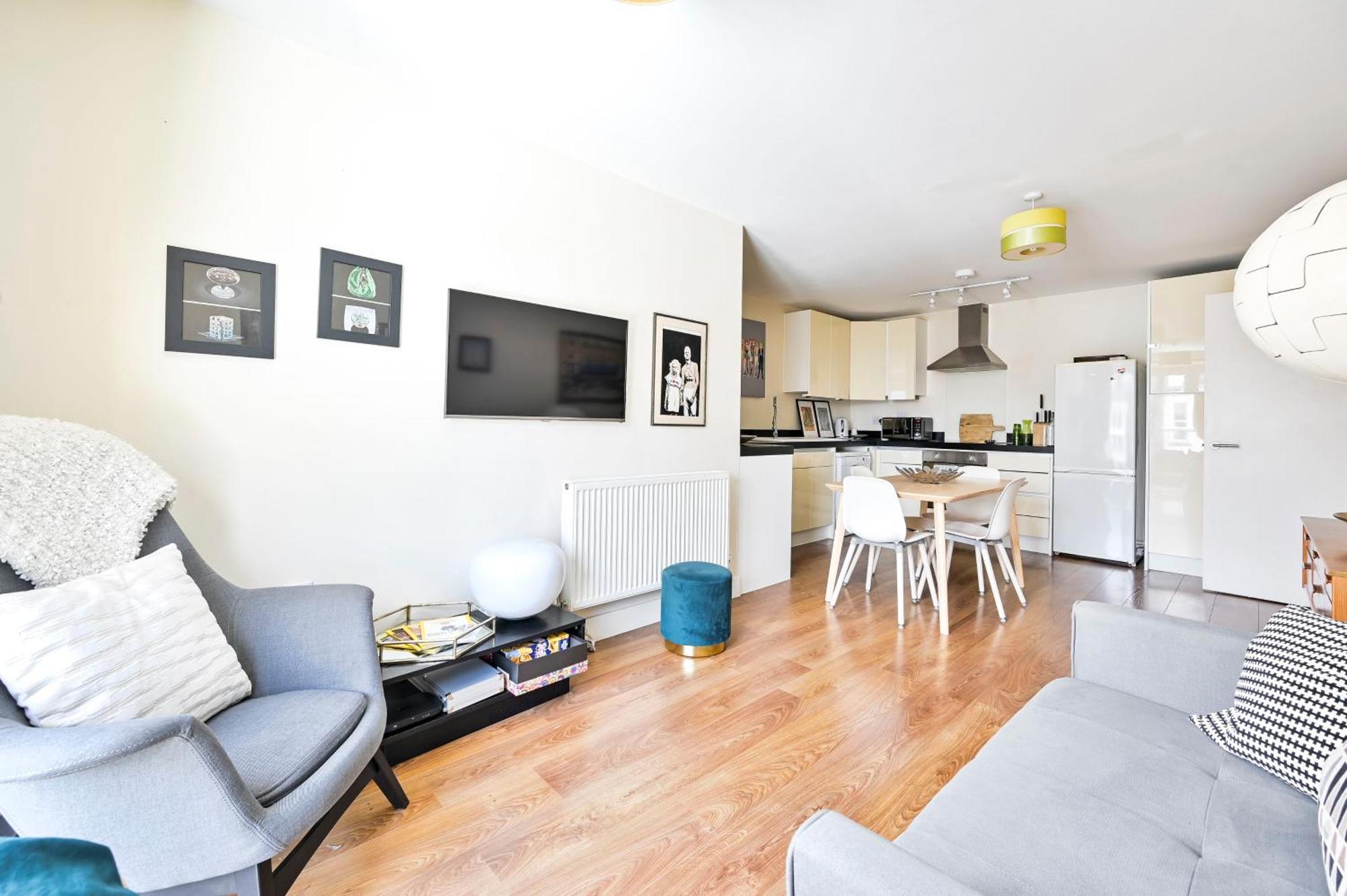 2 Bed Flat Next Old Street Tube * London
