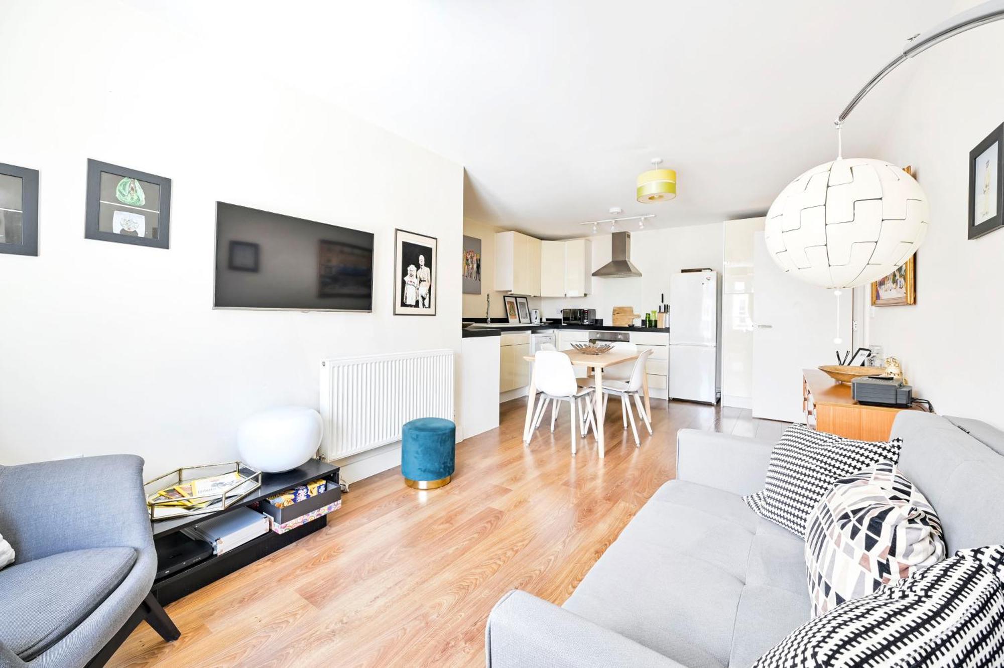 2 Bed Flat Next Old Street Tube Apartment London