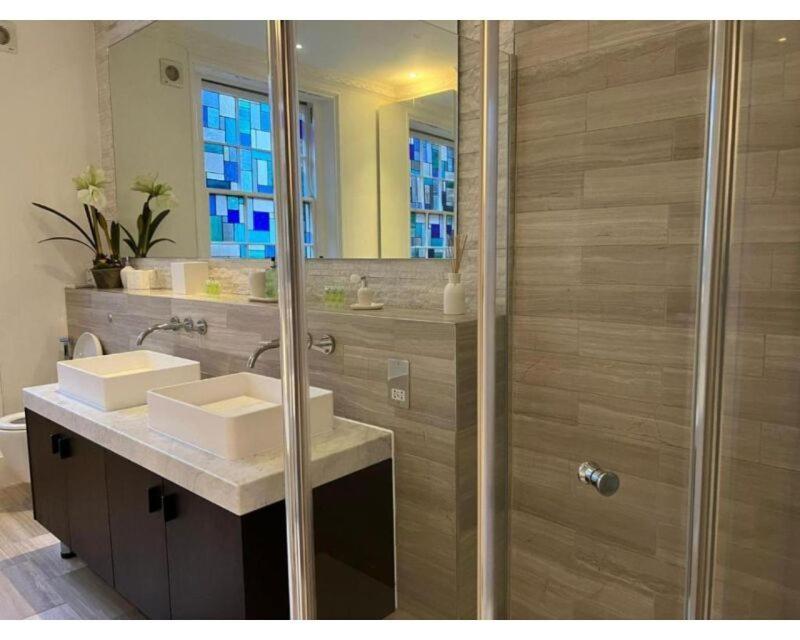 Holiday home Victoria Square London