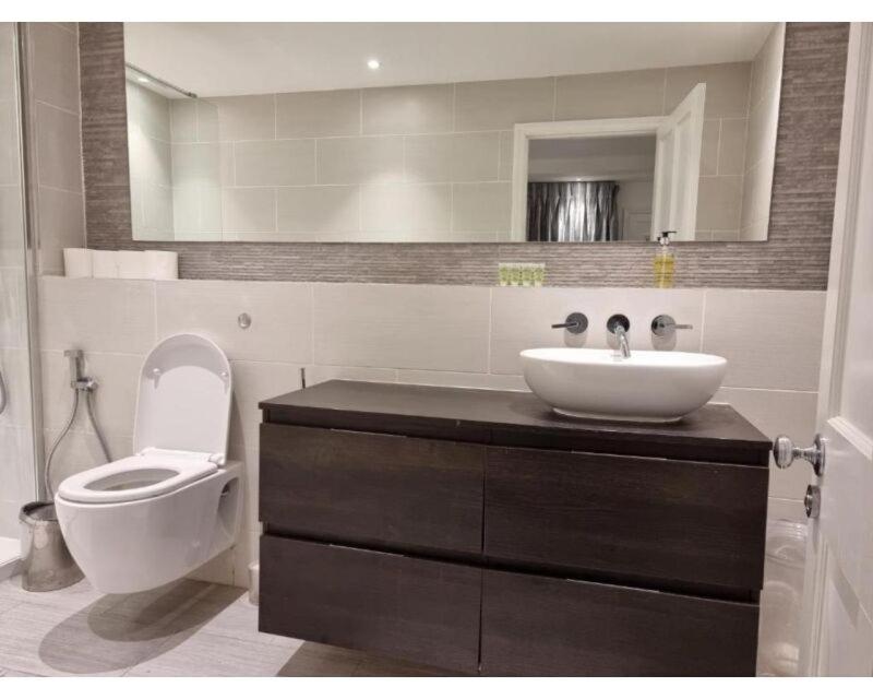 Holiday home Victoria Square London