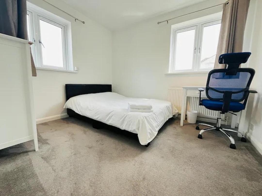 Spacious 3 Bed Flat In Greenwich Apartment *