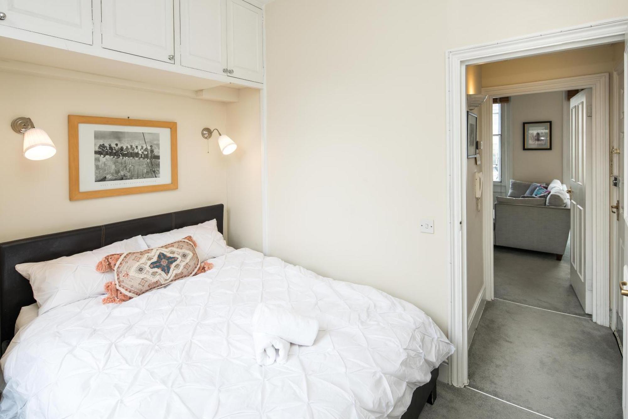 High-ceiling Gorgerous Victorian Flat With Private Garden - 3 Mins To Hyde Park, Kensington Palace, 8 Mins Nottinghill, High Street Kensington Station London