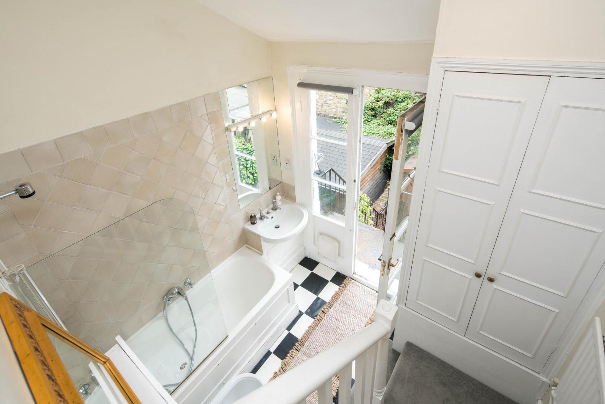 Apartment High-ceiling Gorgerous Victorian Flat With Private Garden - 3 Mins To Hyde Park, Kensington Palace, 8 Mins Nottinghill, High Street Kensington Station *
