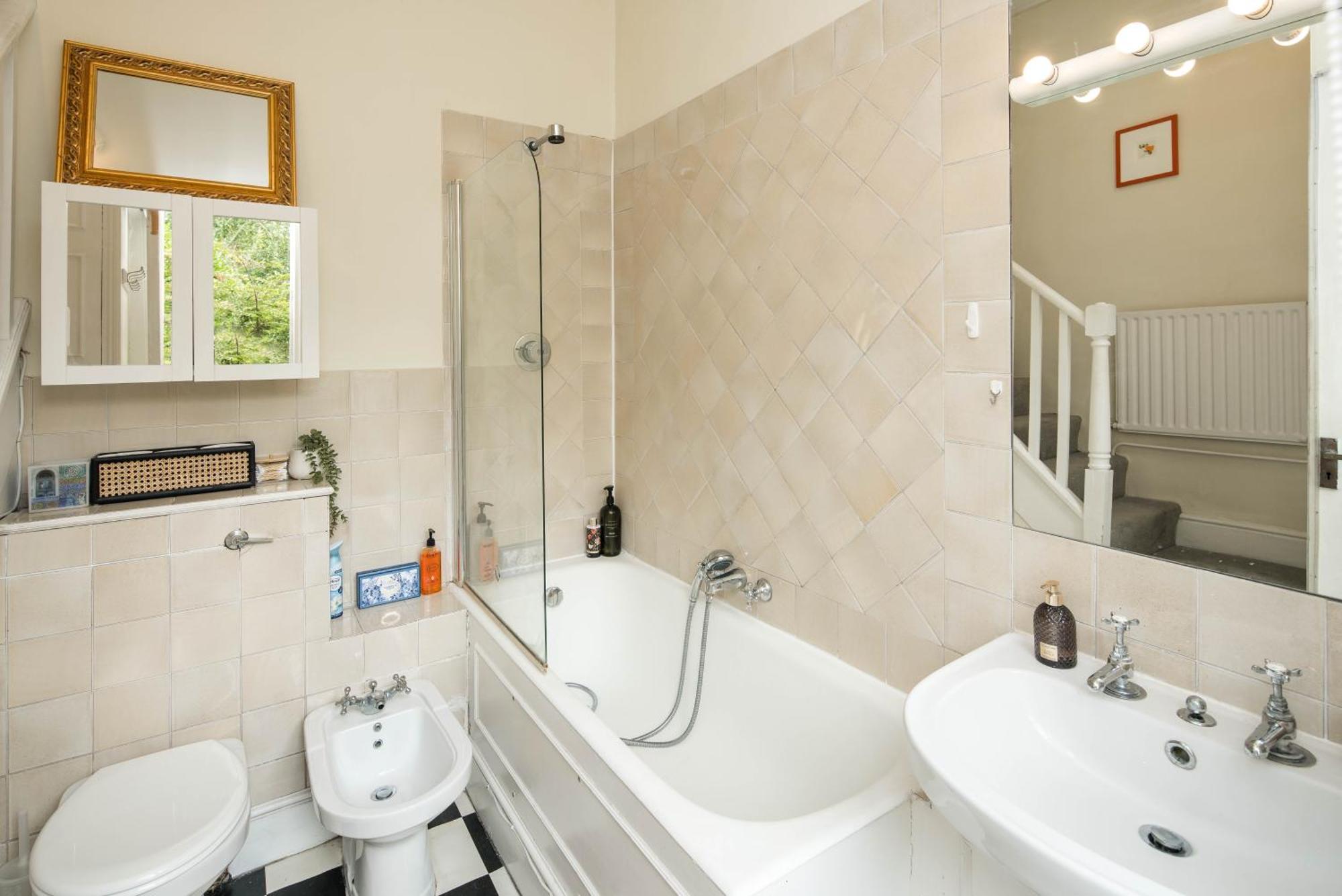 High-ceiling Gorgerous Victorian Flat With Private Garden - 3 Mins To Hyde Park, Kensington Palace, 8 Mins Nottinghill, High Street Kensington Station *