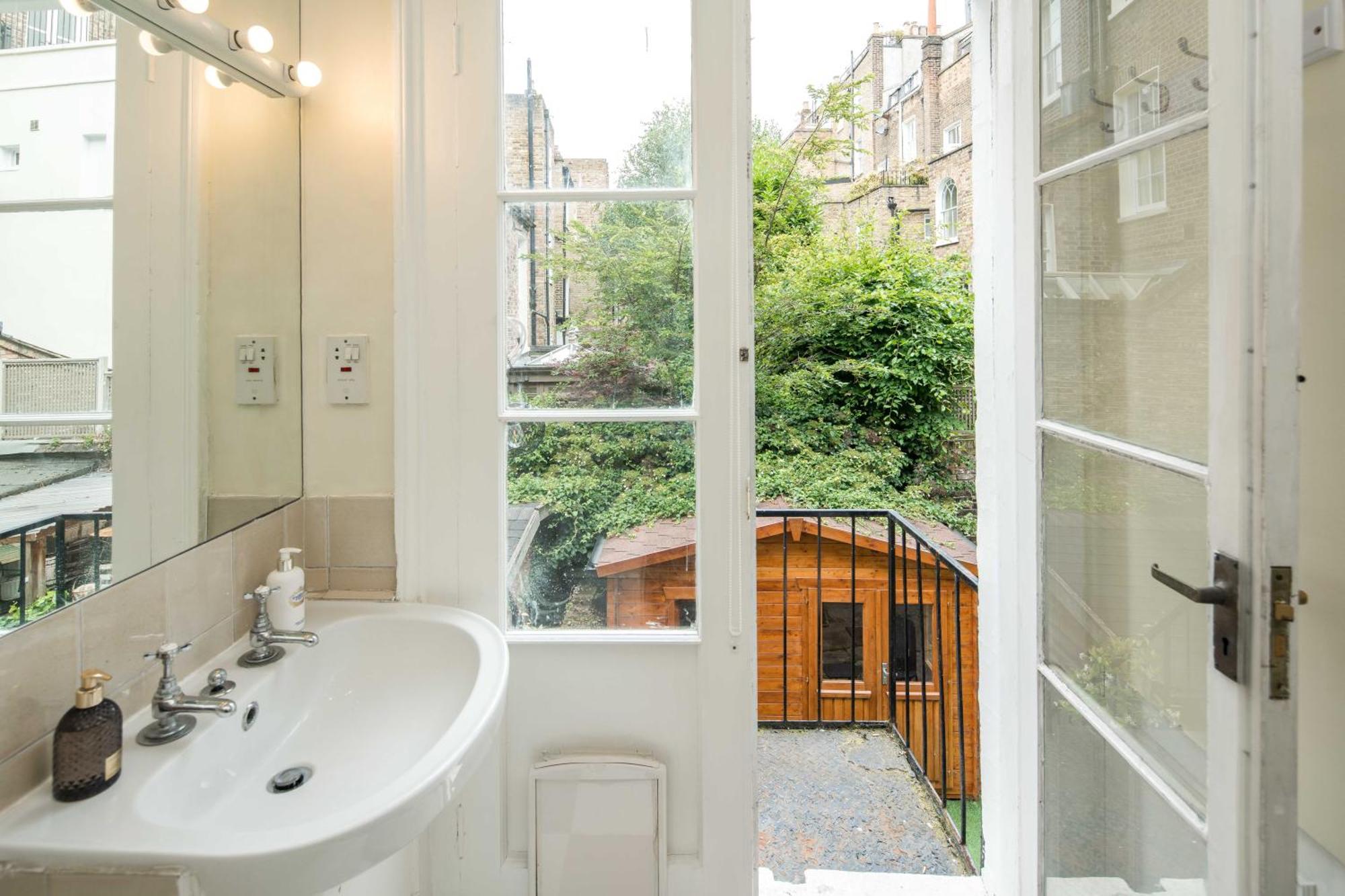 Apartment High-ceiling Gorgerous Victorian Flat With Private Garden - 3 Mins To Hyde Park, Kensington Palace, 8 Mins Nottinghill, High Street Kensington Station *