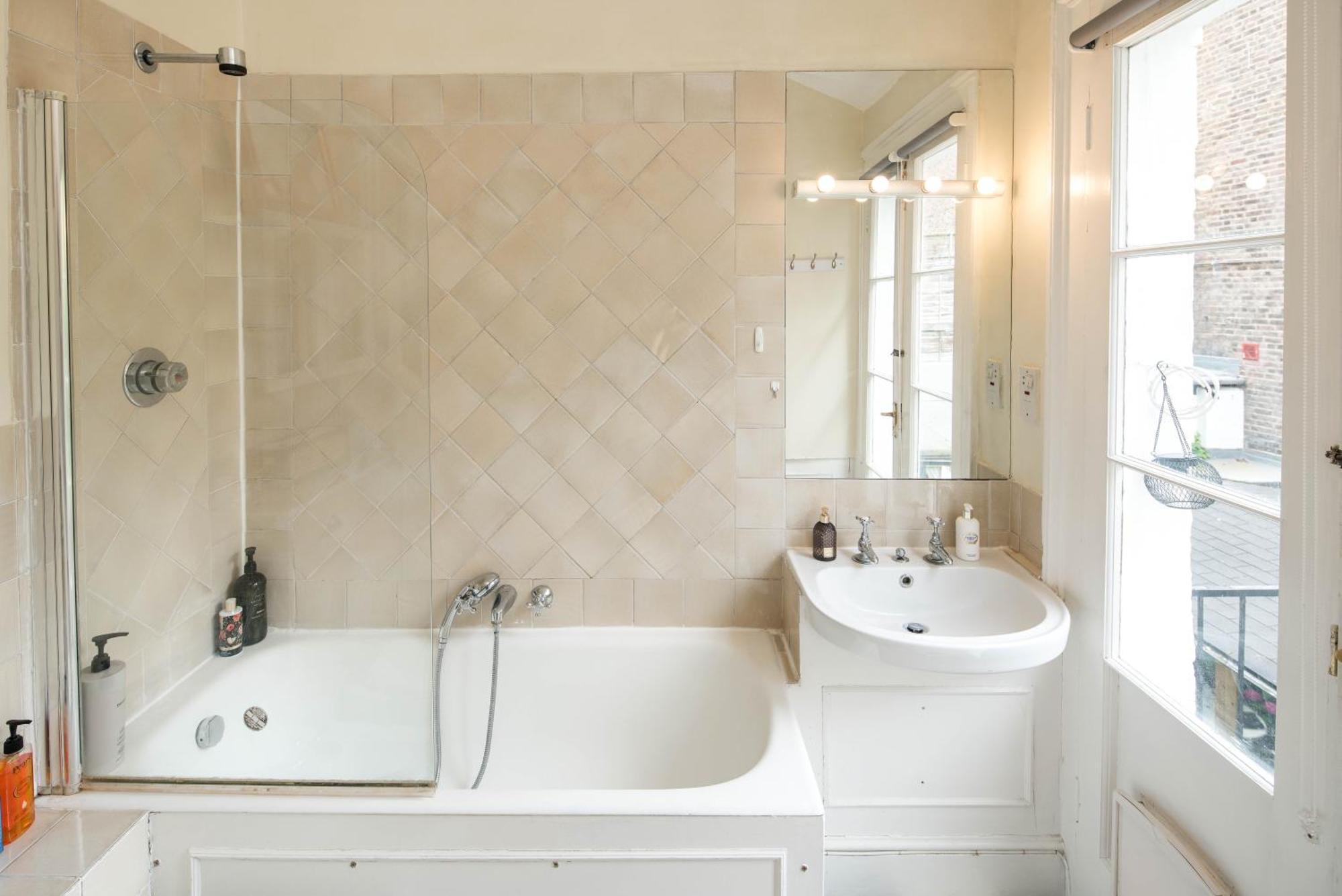 High-ceiling Gorgerous Victorian Flat With Private Garden - 3 Mins To Hyde Park, Kensington Palace, 8 Mins Nottinghill, High Street Kensington Station Apartment