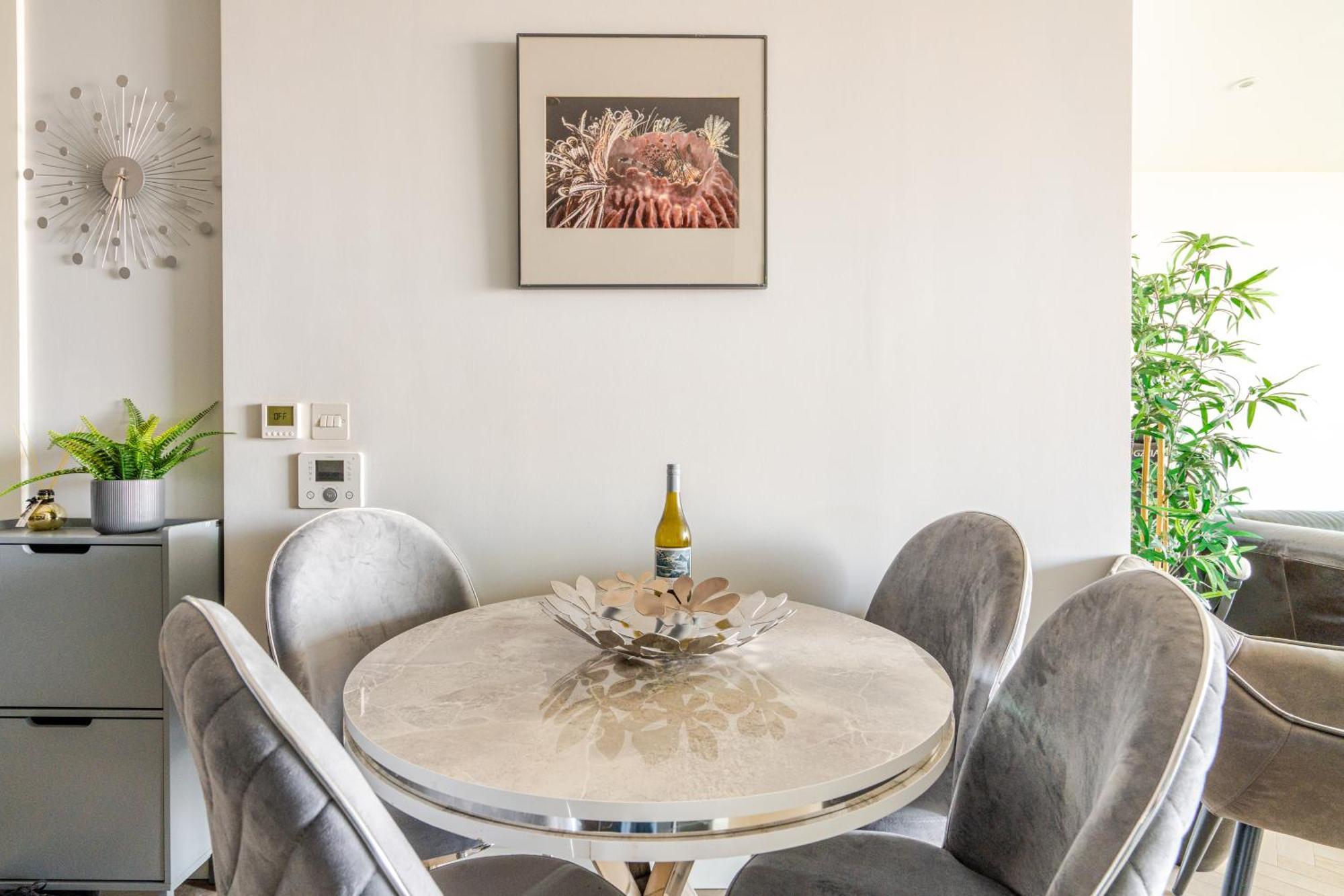 Stunning View Large 1 Bed Apartment *