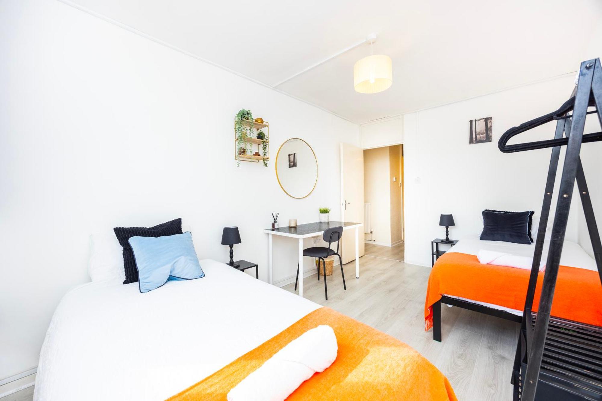 Poplar - Sleep 4-5 - Ideal For Business Travellers & Contractors - Near Canary Wharf And Dlr Station - Parking Tickets Available On Request London