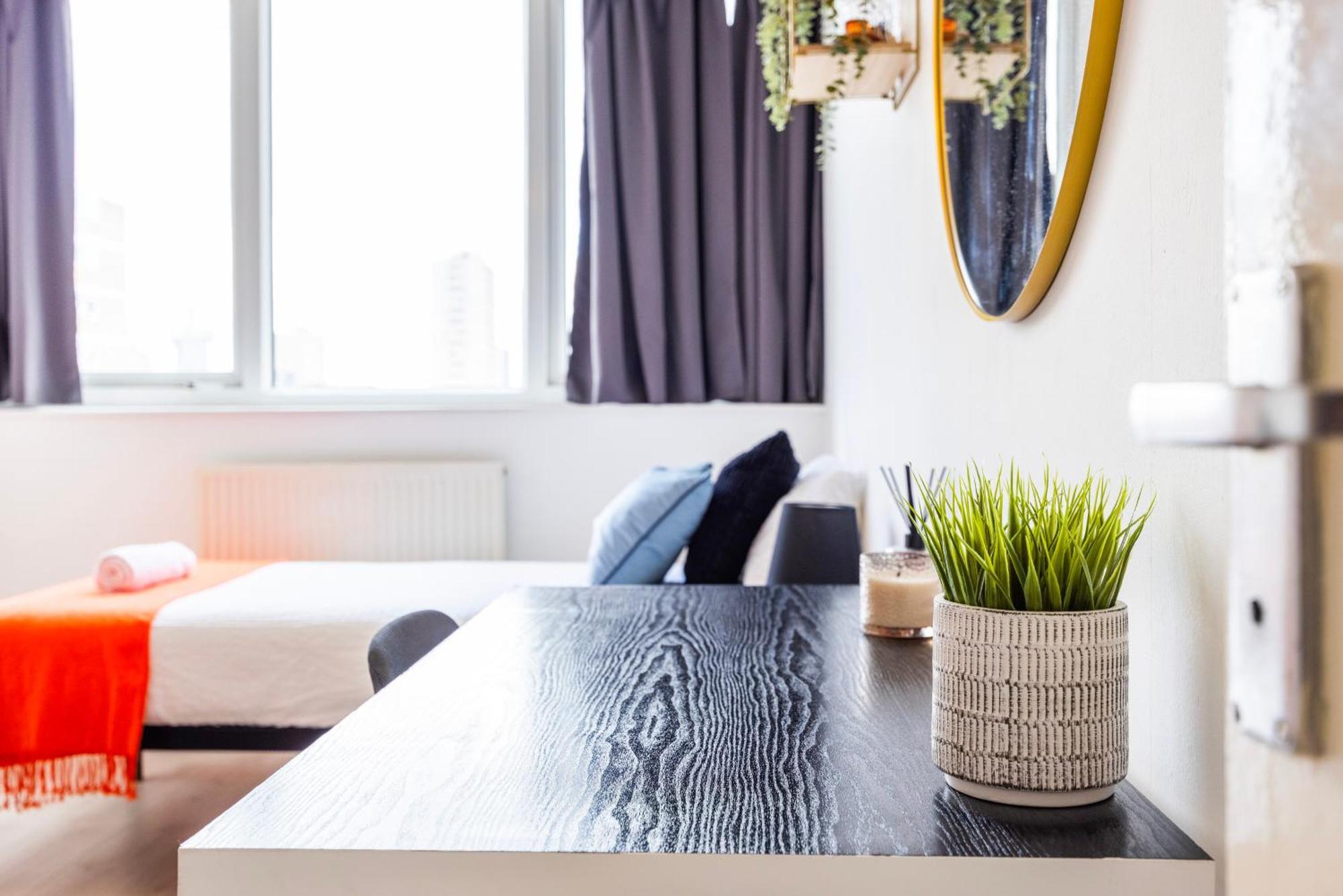 Poplar - Sleep 4-5 - Ideal For Business Travellers & Contractors - Near Canary Wharf And Dlr Station - Parking Tickets Available On Request * London