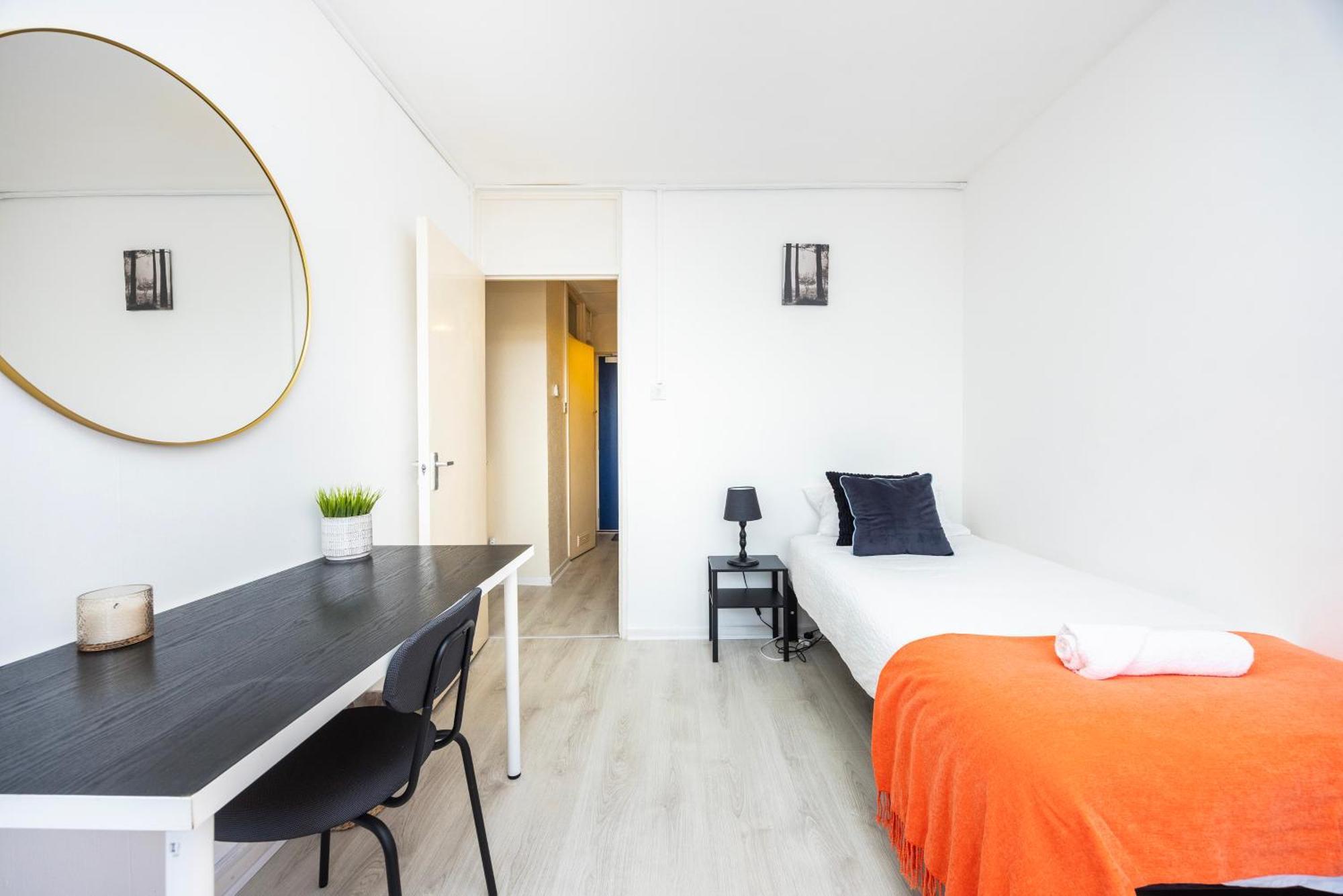 Poplar - Sleep 4-5 - Ideal For Business Travellers & Contractors - Near Canary Wharf And Dlr Station - Parking Tickets Available On Request *
