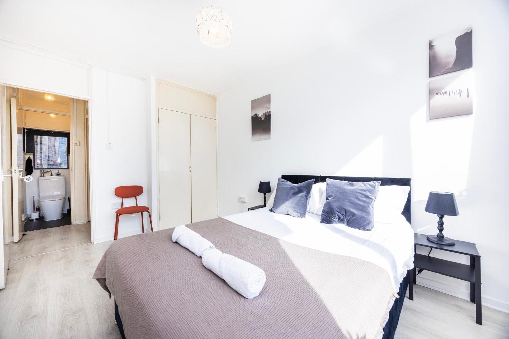 Poplar - Sleep 4-5 - Ideal For Business Travellers & Contractors - Near Canary Wharf And Dlr Station - Parking Tickets Available On Request Apartment