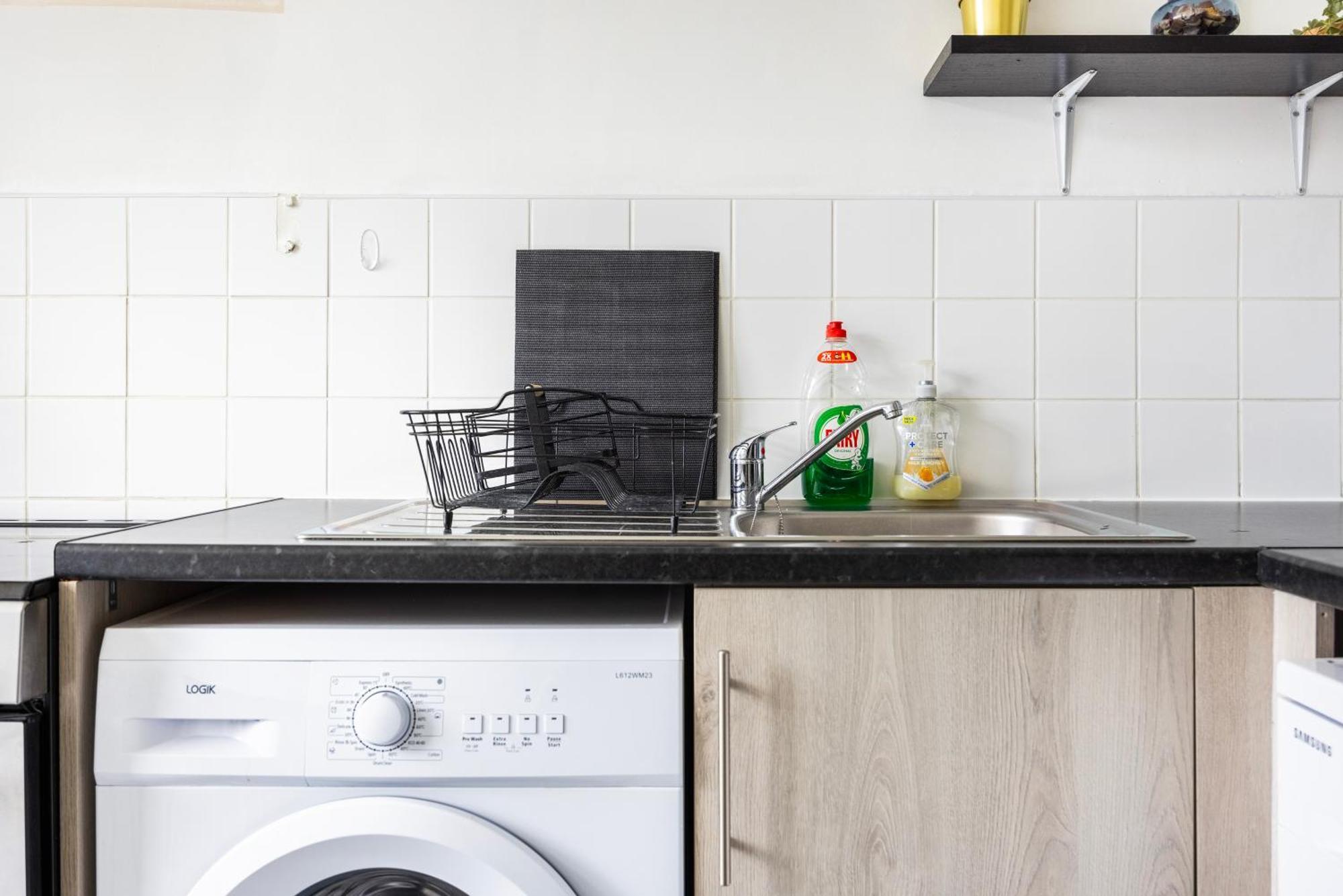 Poplar - Sleep 4-5 - Ideal For Business Travellers & Contractors - Near Canary Wharf And Dlr Station - Parking Tickets Available On Request Apartment *