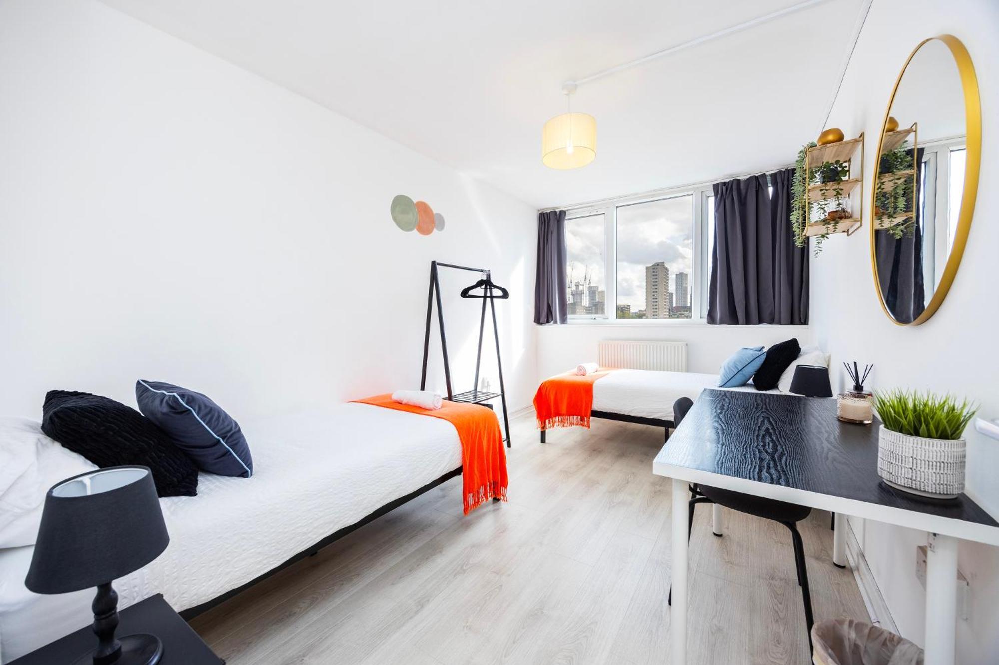 Poplar - Sleep 4-5 - Ideal For Business Travellers & Contractors - Near Canary Wharf And Dlr Station - Parking Tickets Available On Request Apartment London