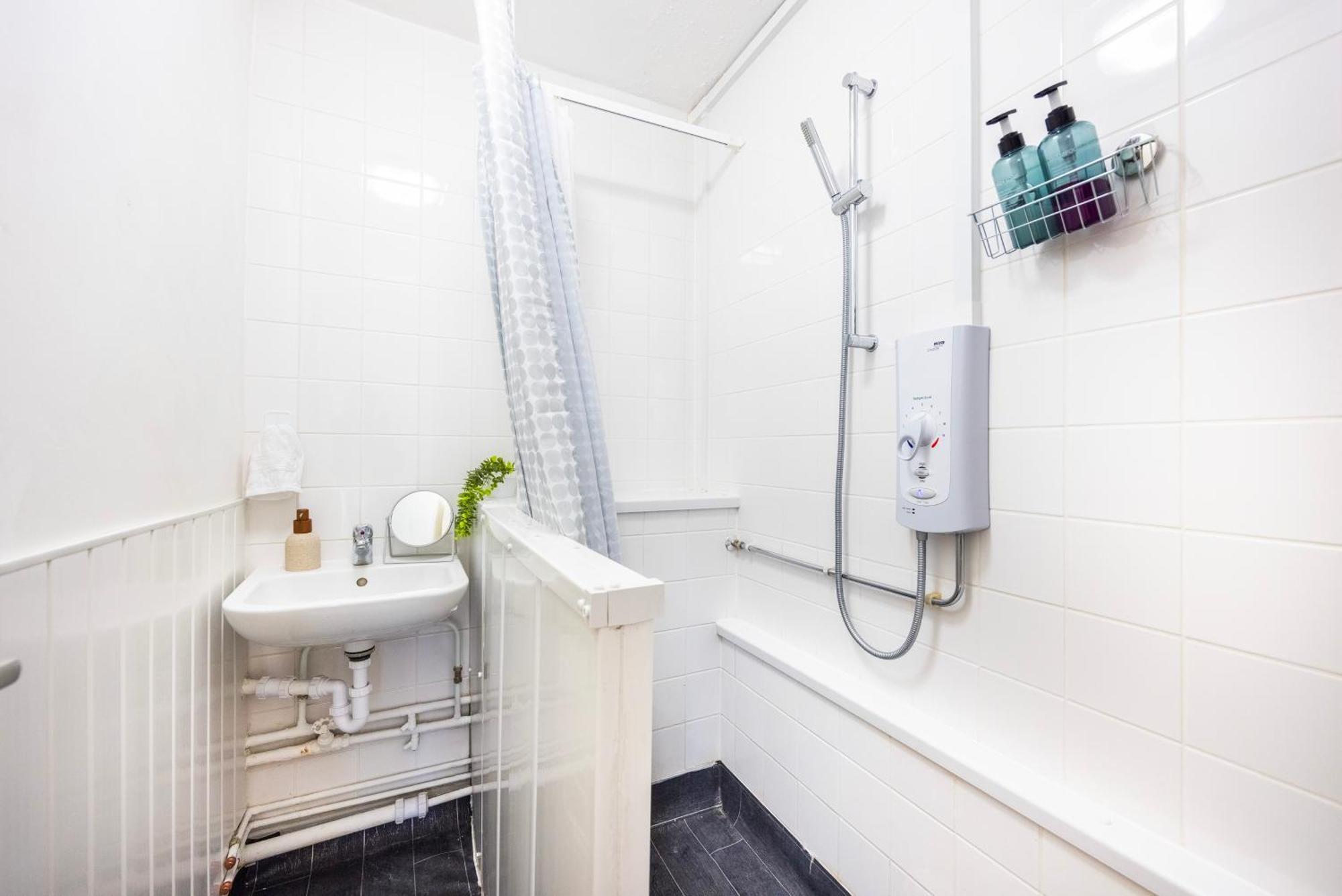 Poplar - Sleep 4-5 - Ideal For Business Travellers & Contractors - Near Canary Wharf And Dlr Station - Parking Tickets Available On Request *