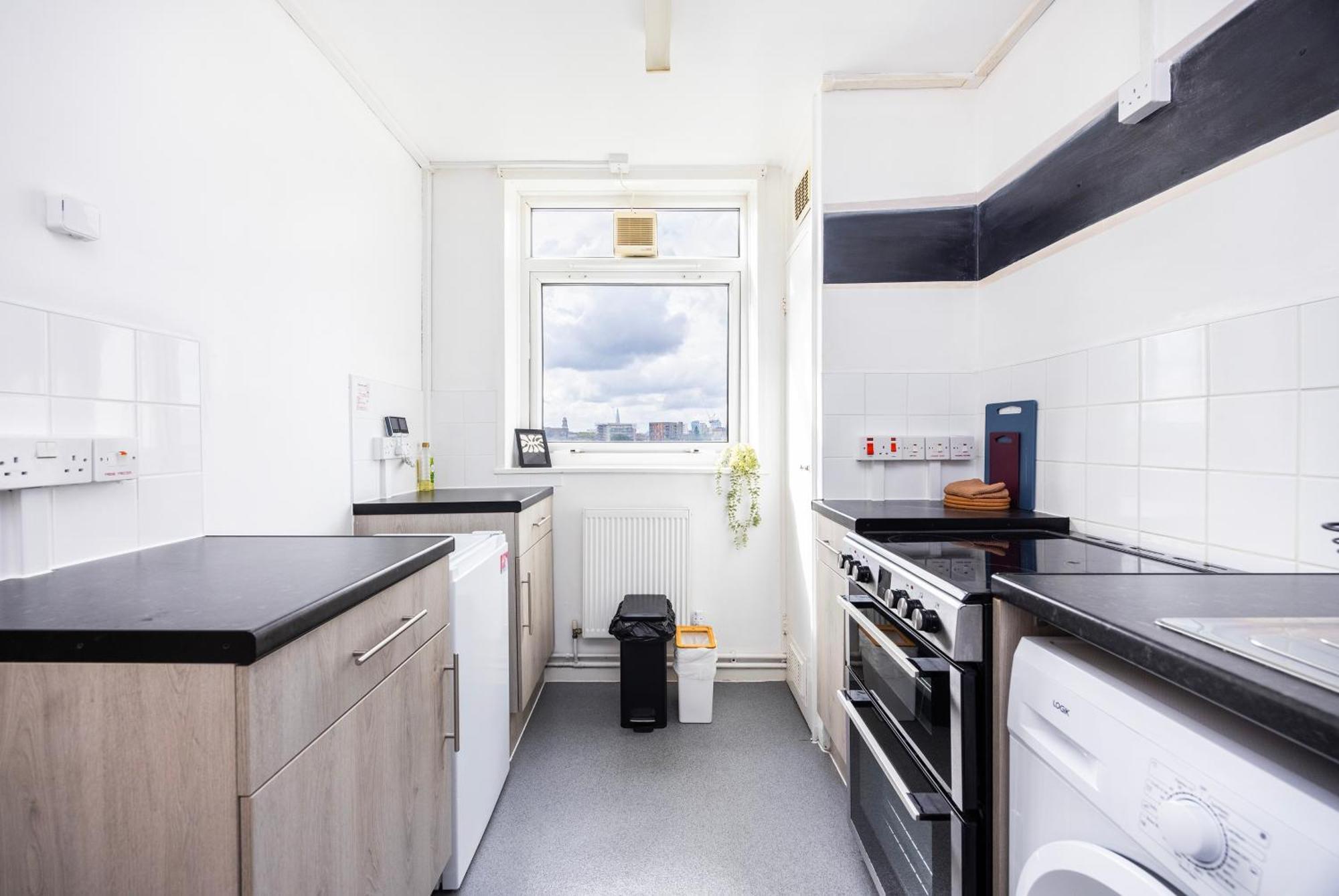 Poplar - Sleep 4-5 - Ideal For Business Travellers & Contractors - Near Canary Wharf And Dlr Station - Parking Tickets Available On Request
