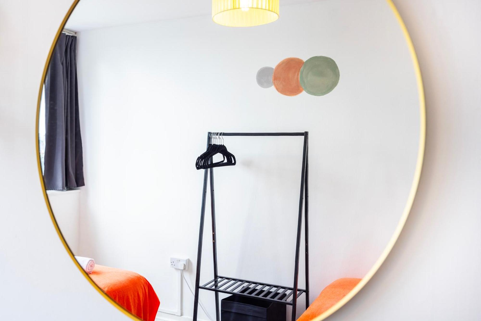 Poplar - Sleep 4-5 - Ideal For Business Travellers & Contractors - Near Canary Wharf And Dlr Station - Parking Tickets Available On Request Apartment *