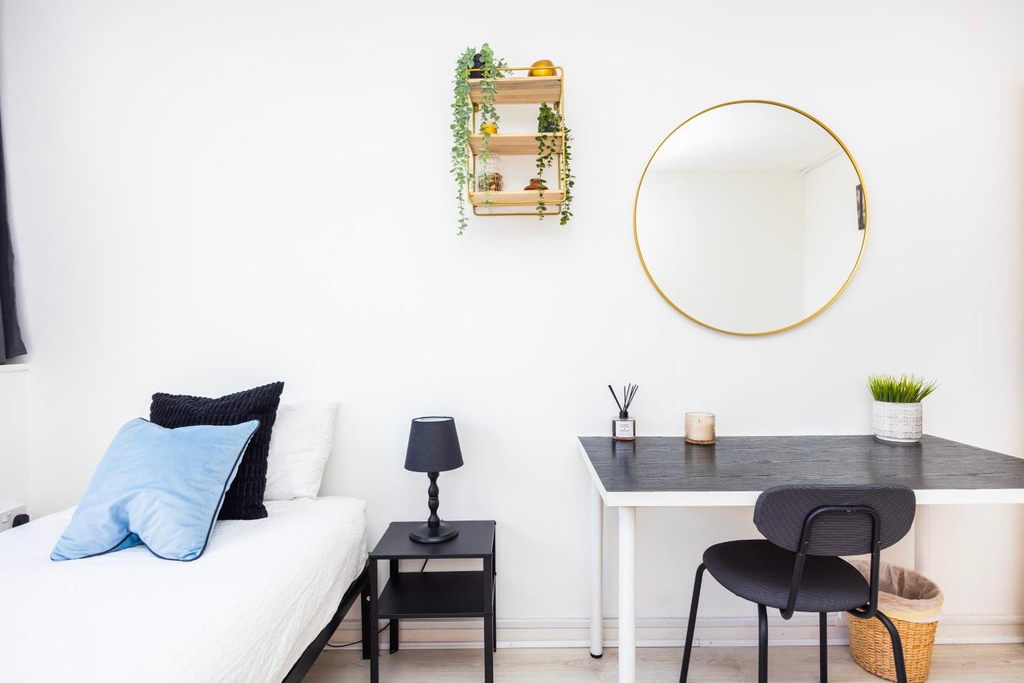 Apartment Poplar - Sleep 4-5 - Ideal For Business Travellers & Contractors - Near Canary Wharf And Dlr Station - Parking Tickets Available On Request London