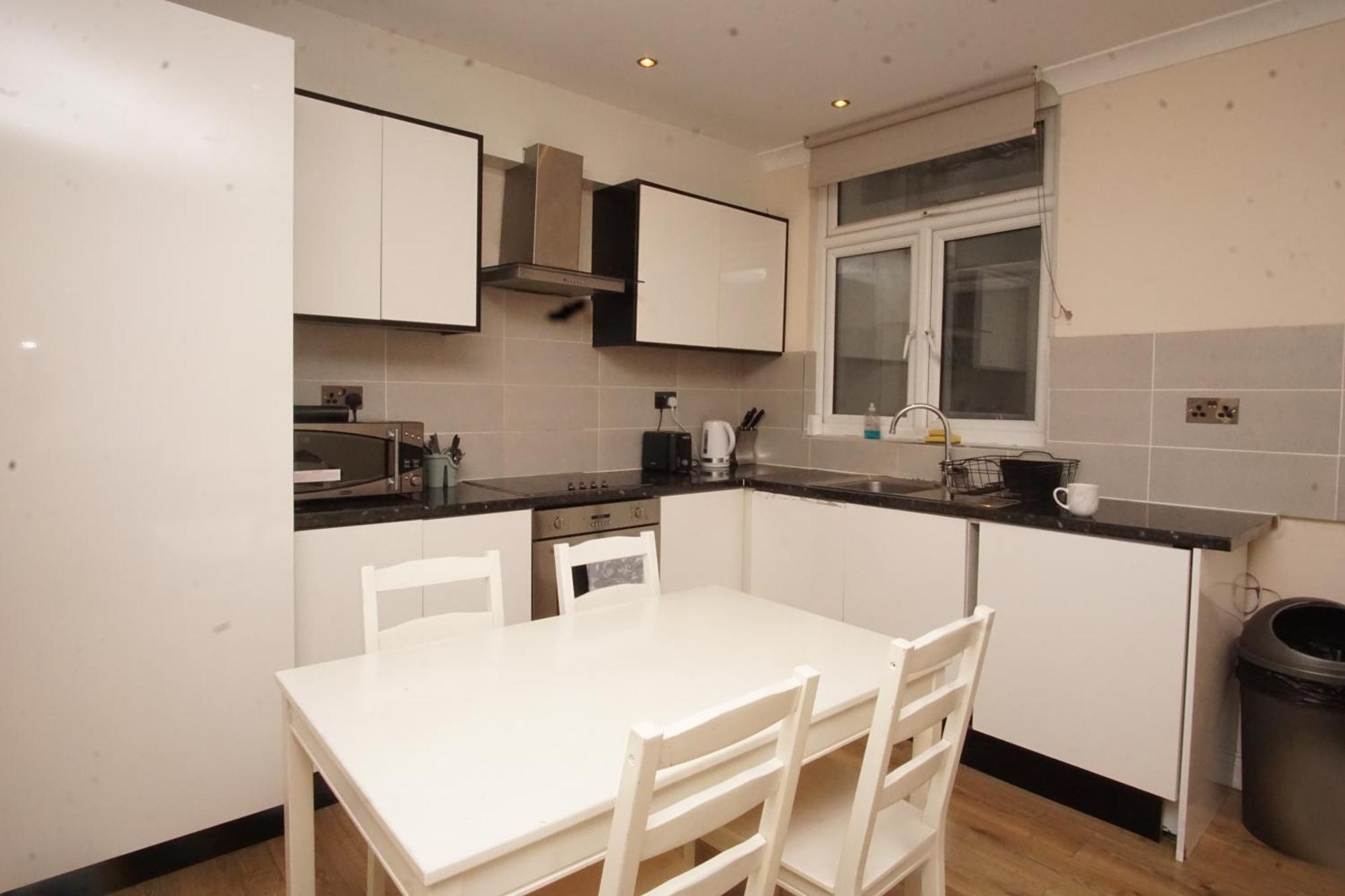 Evergreen Apartments- Flat 2 *