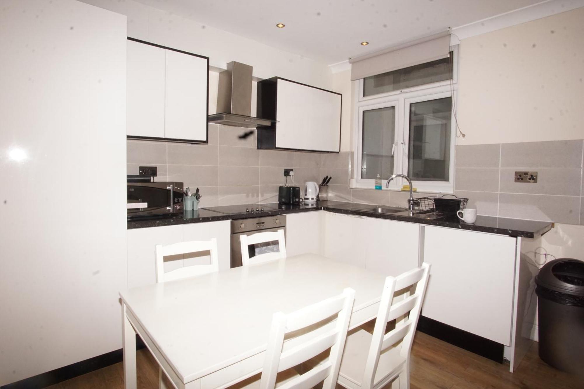 Evergreen Apartments- Flat 2