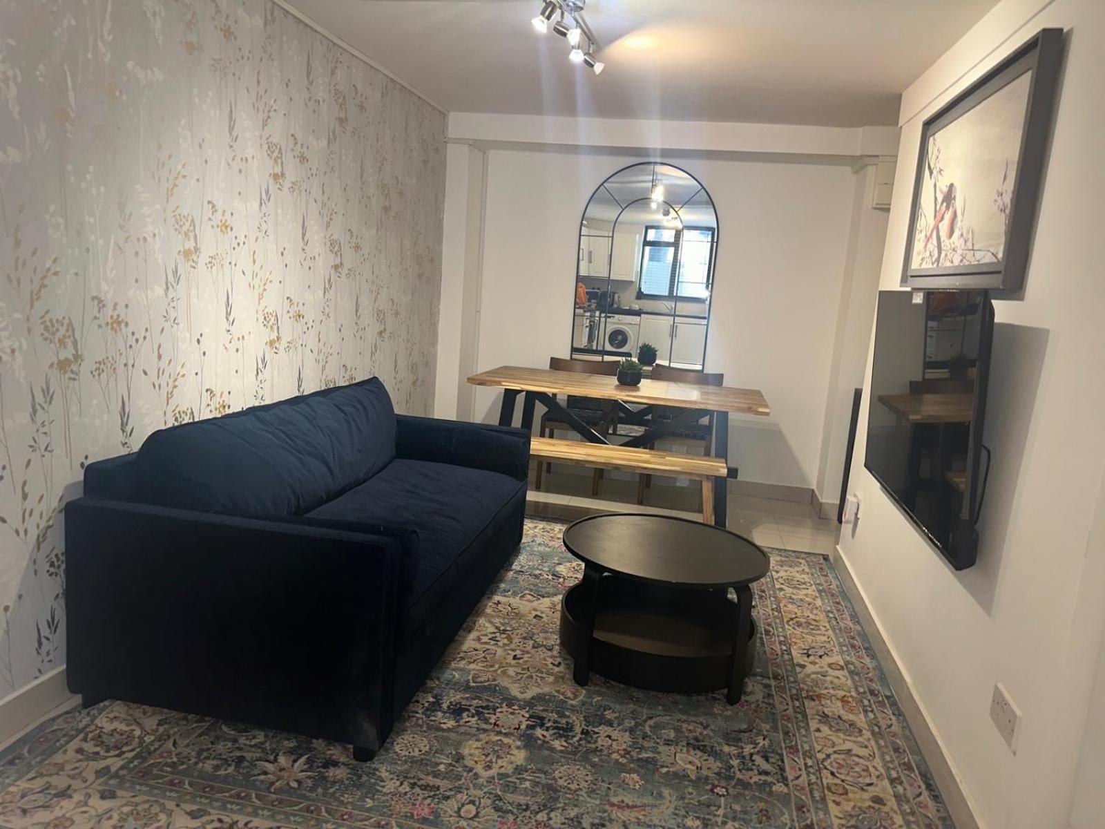 Stylish Garden-level Flat In Chiswick London