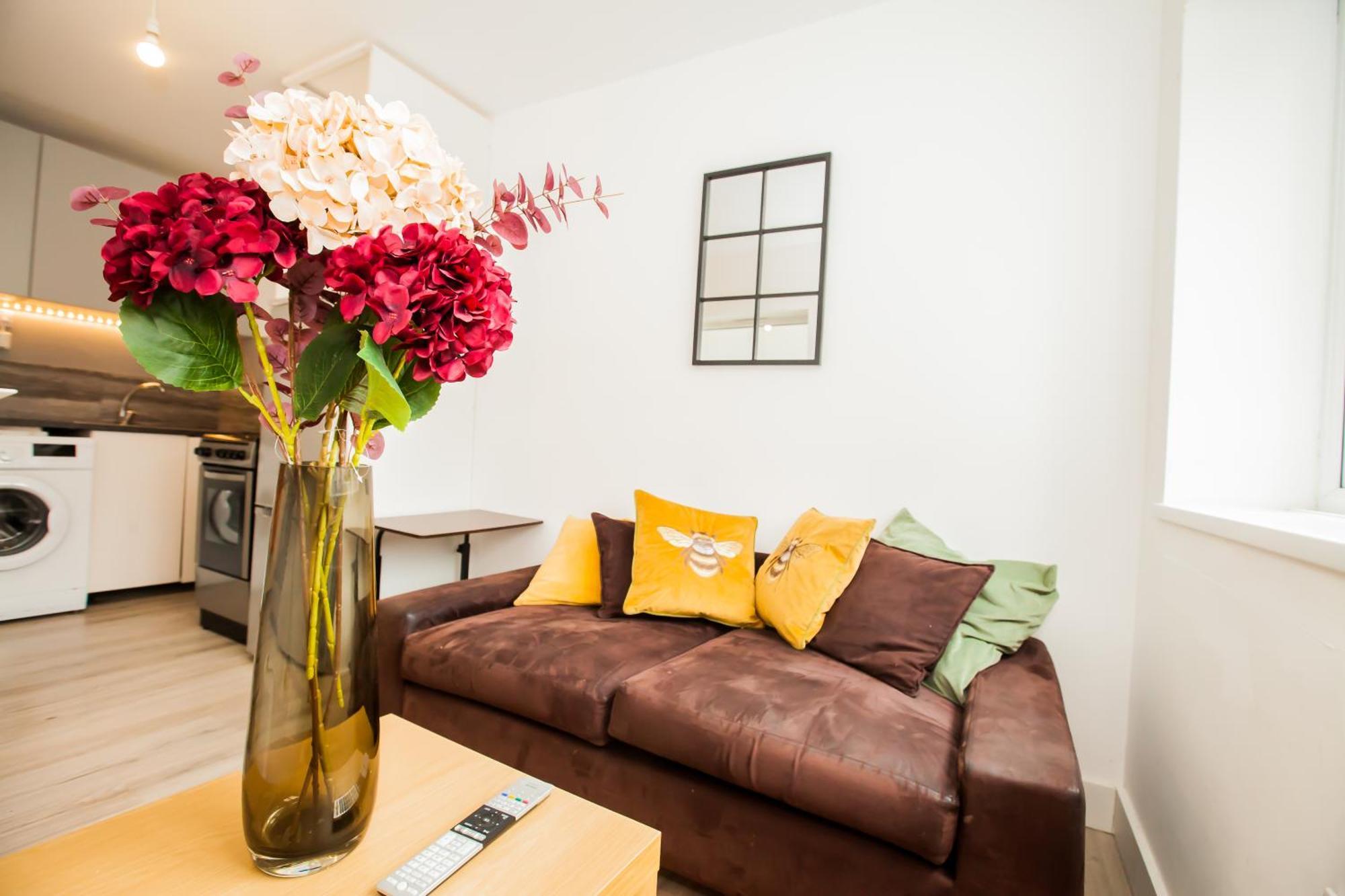 Coombe Hill 2 Bedroom House & Parking *