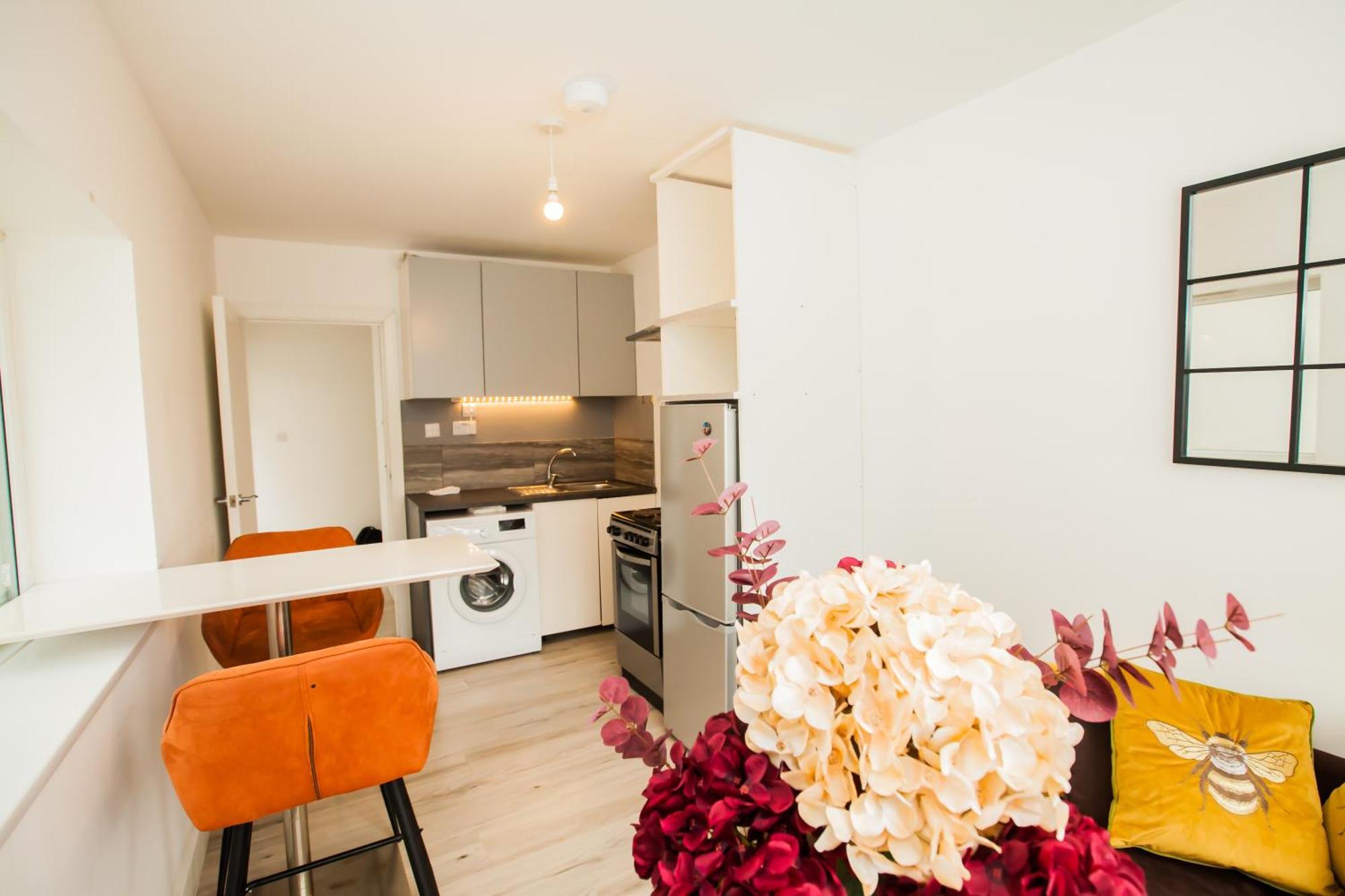 Coombe Hill 2 Bedroom House & Parking * Londres