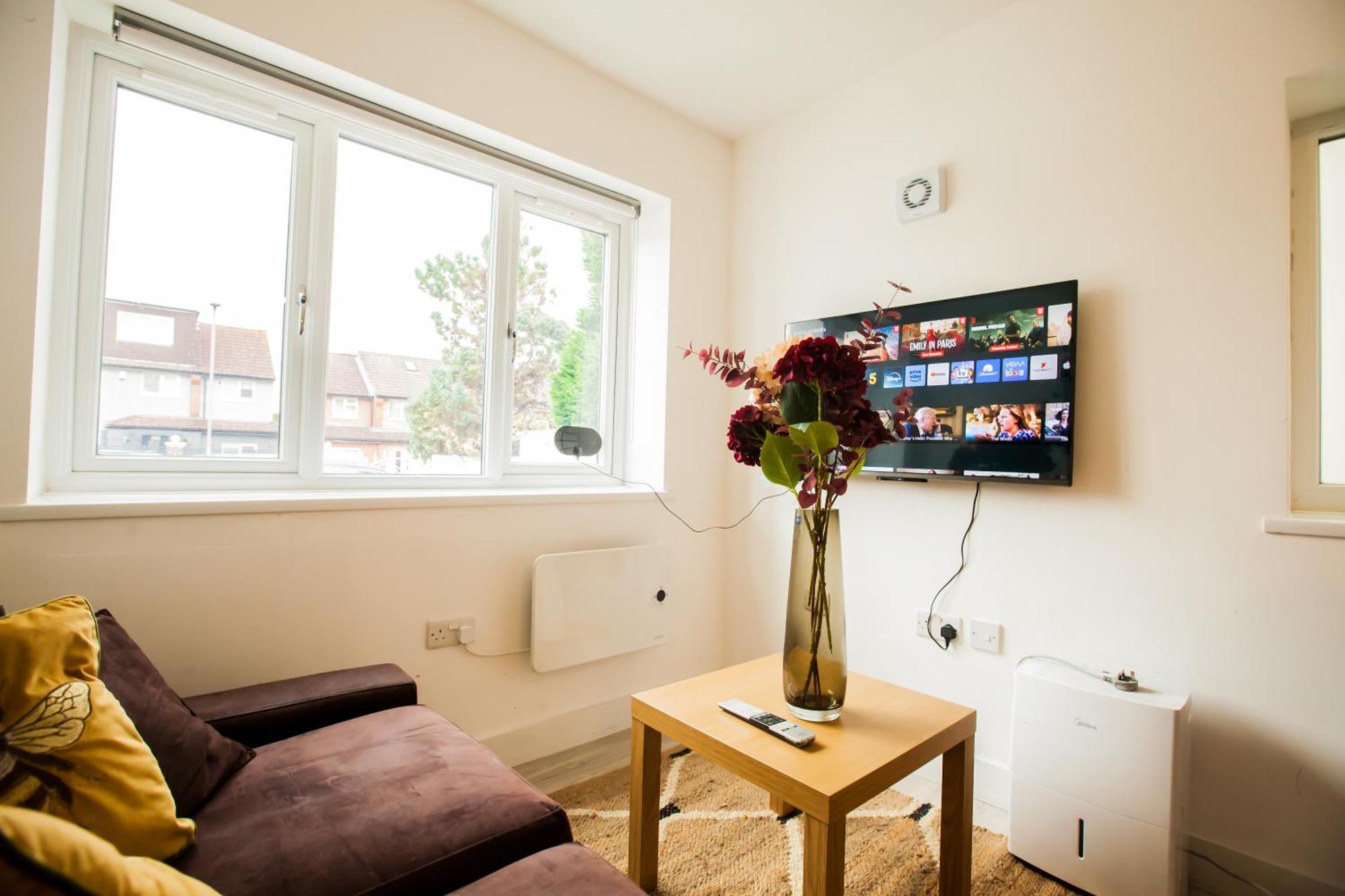 Coombe Hill 2 Bedroom House & Parking