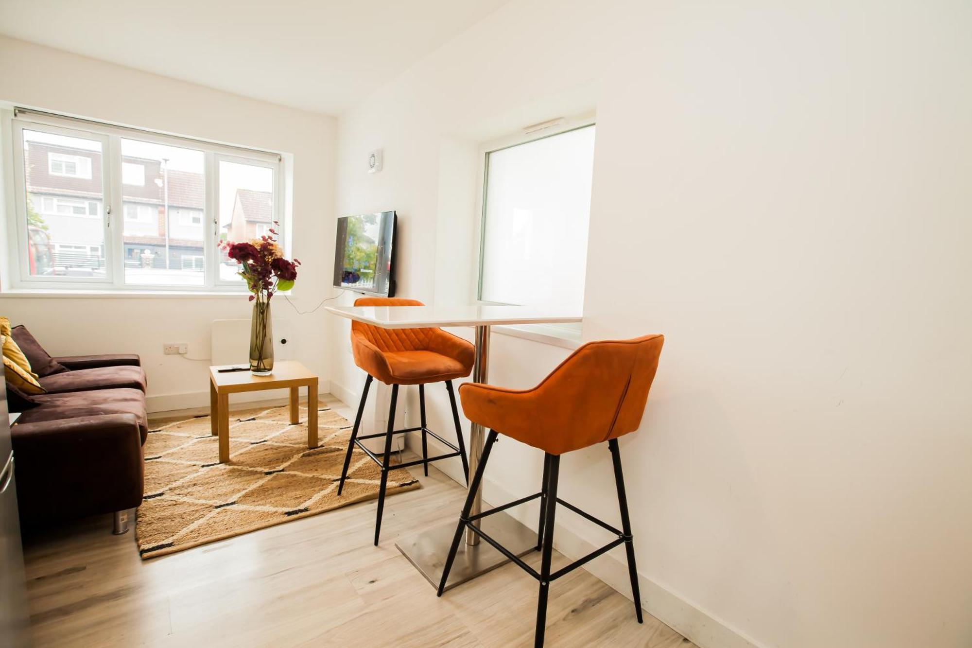 Coombe Hill 2 Bedroom House & Parking * London