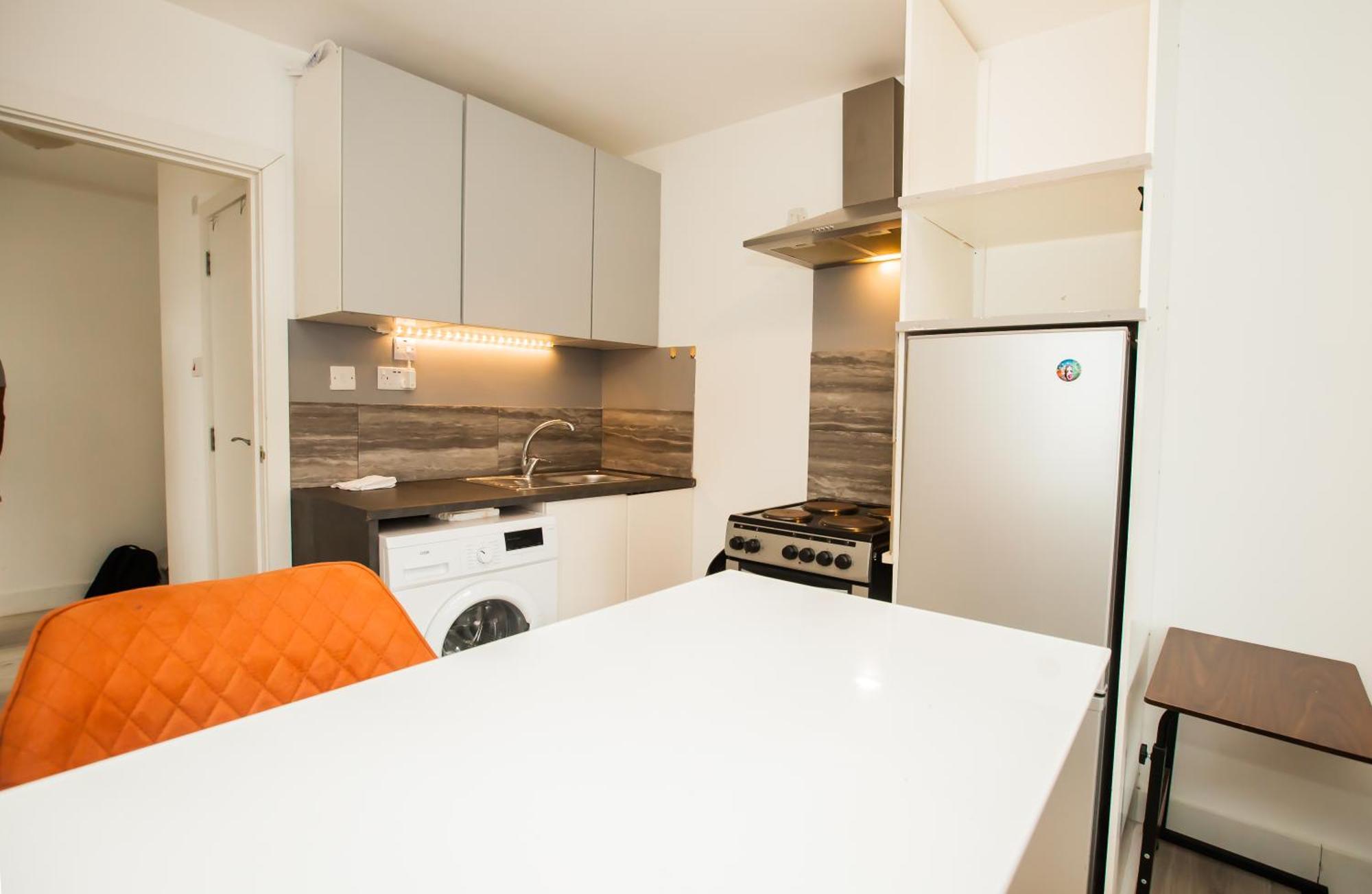 Coombe Hill 2 Bedroom House & Parking