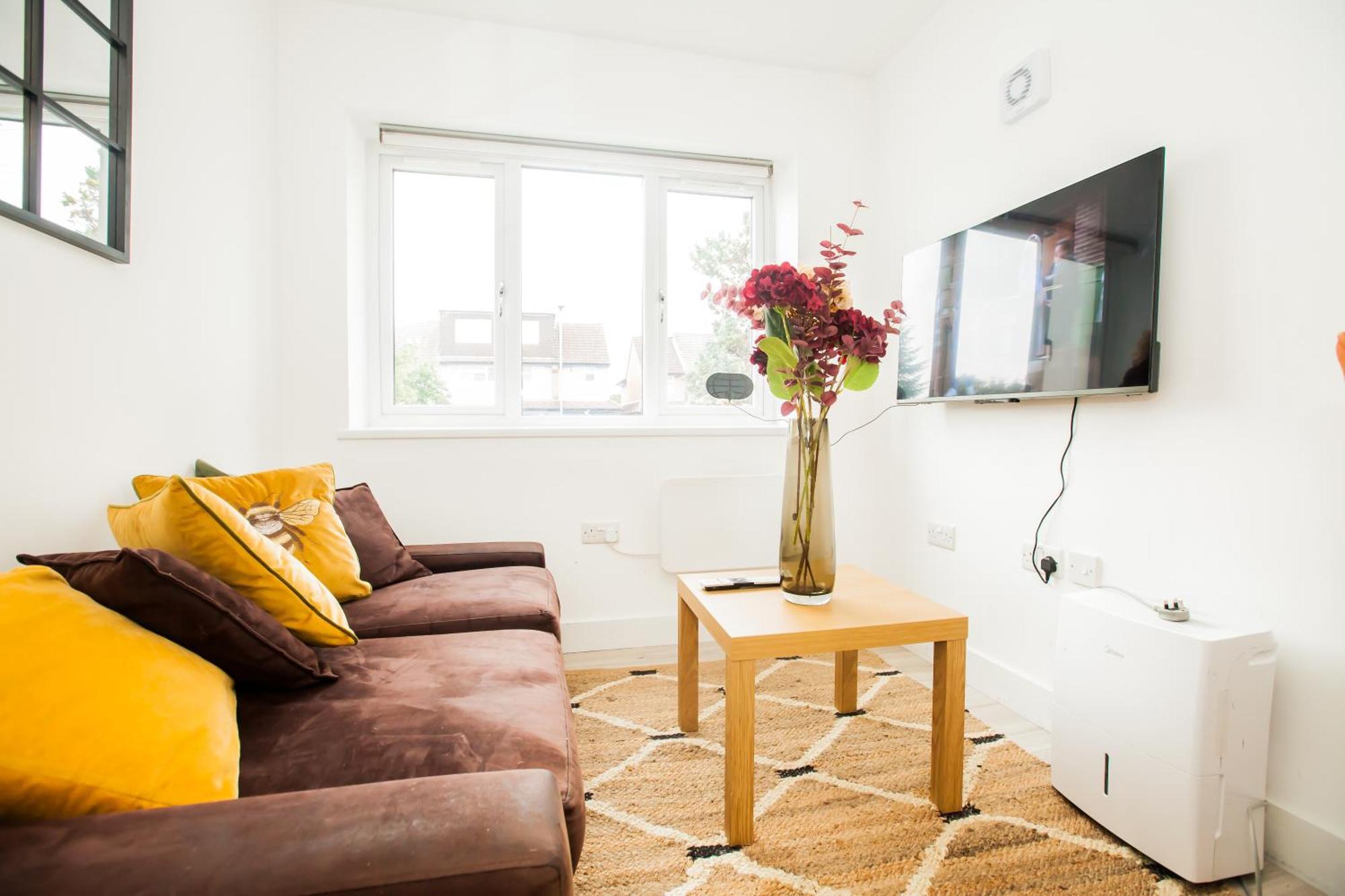 Coombe Hill 2 Bedroom House & Parking