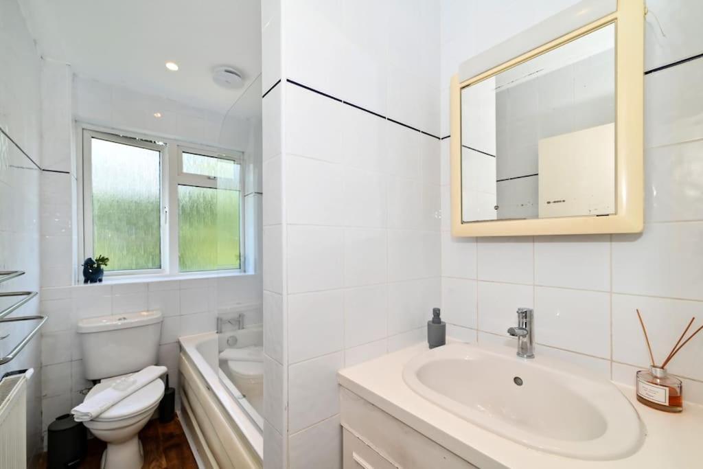 3-bedroom With Parking In Maida Vale Leilighet