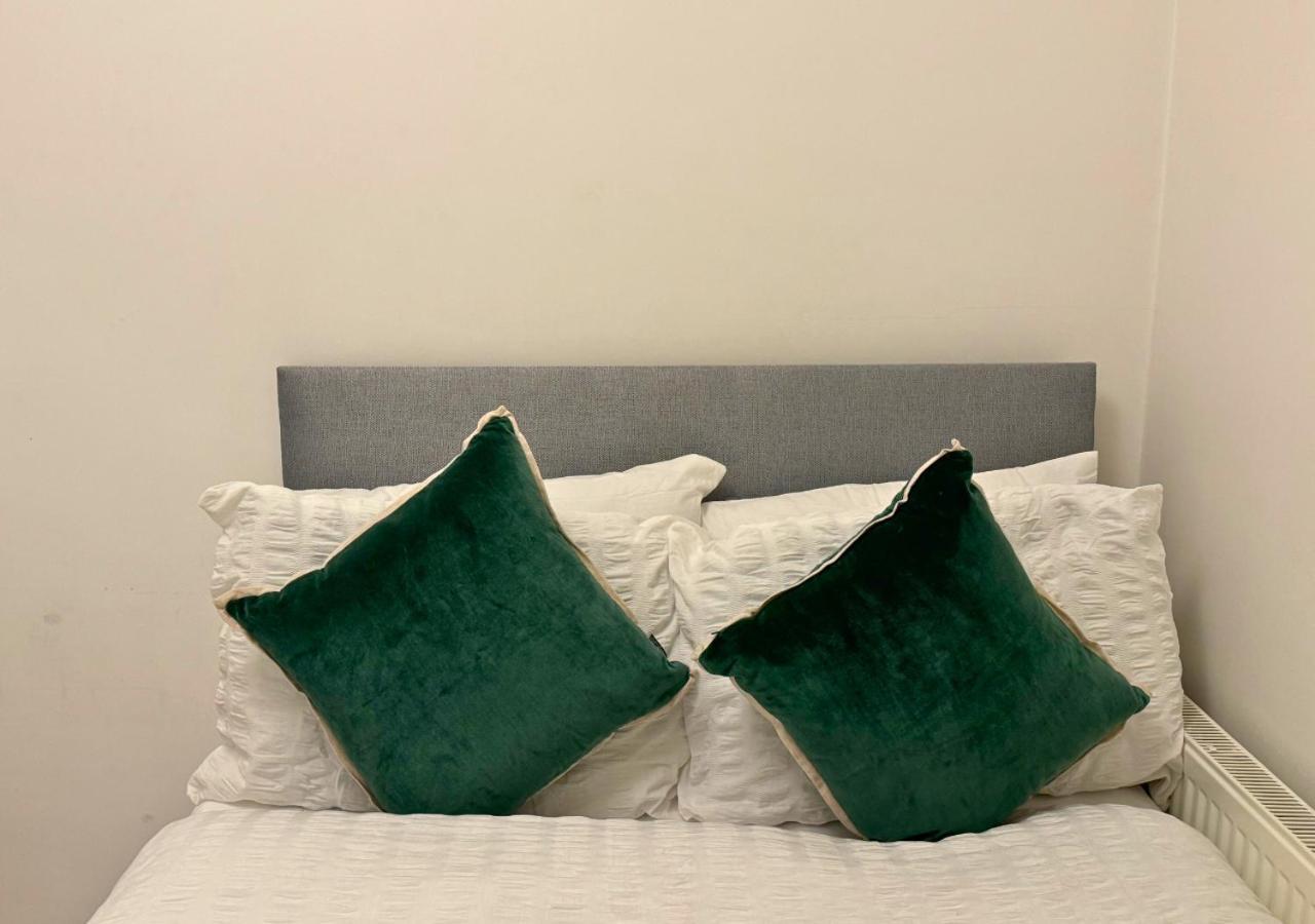 Luxe Sleeps 14 - Wandsworth & Putney Bridge - 4 Bedrooms Apartment