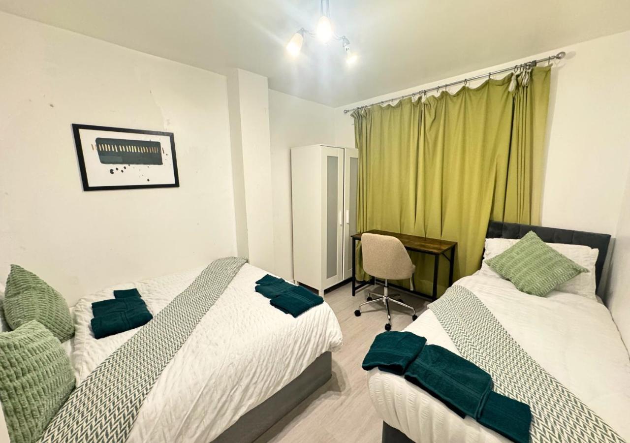 Apartment Luxe Sleeps 14 - Wandsworth & Putney Bridge - 4 Bedrooms London