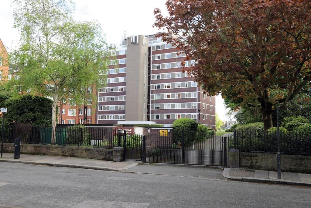 Riverfront Executive With Garage & Balcony Overlooking The Thames