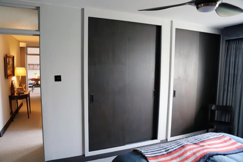 Riverfront Executive With Garage & Balcony Overlooking The Thames London