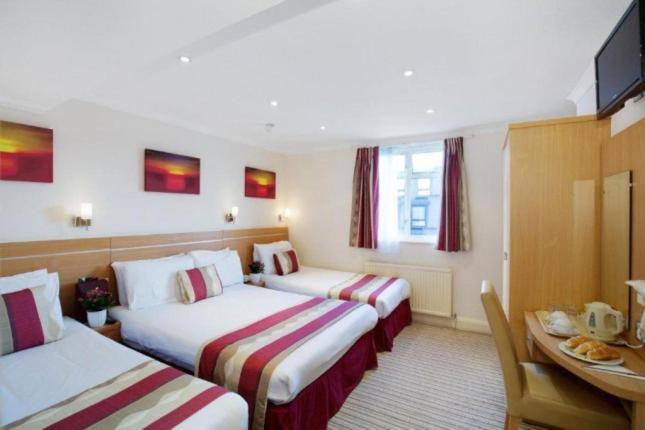 Queens Park Premier Hyde Park 4*