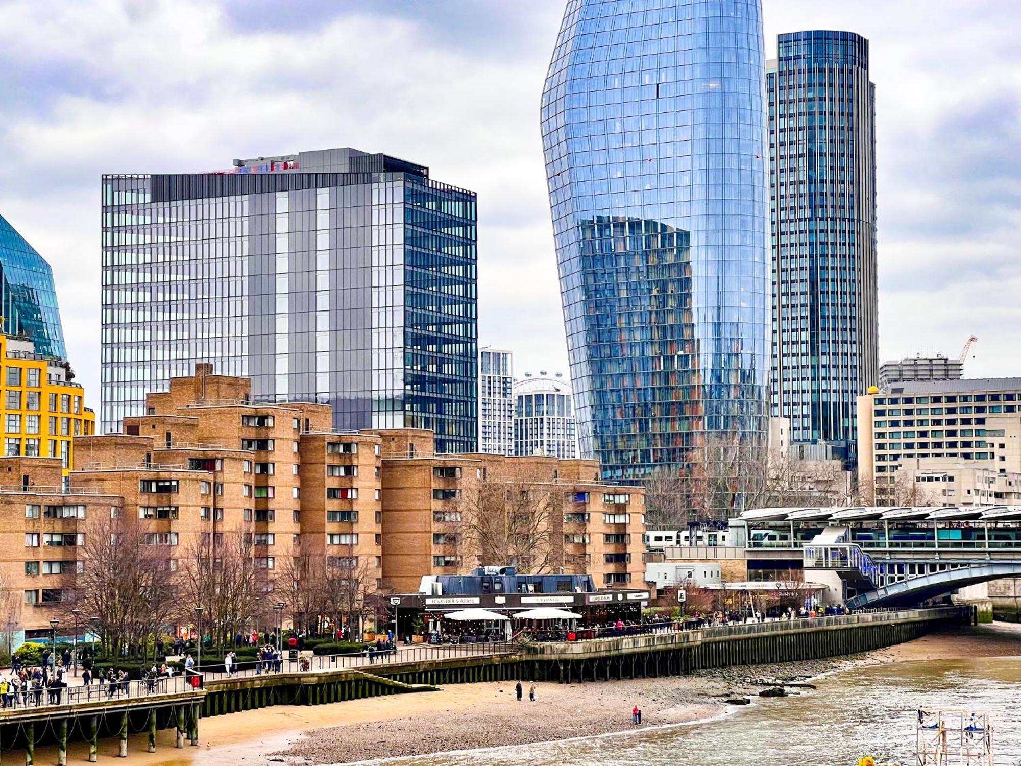 Happy River Thames View Entire