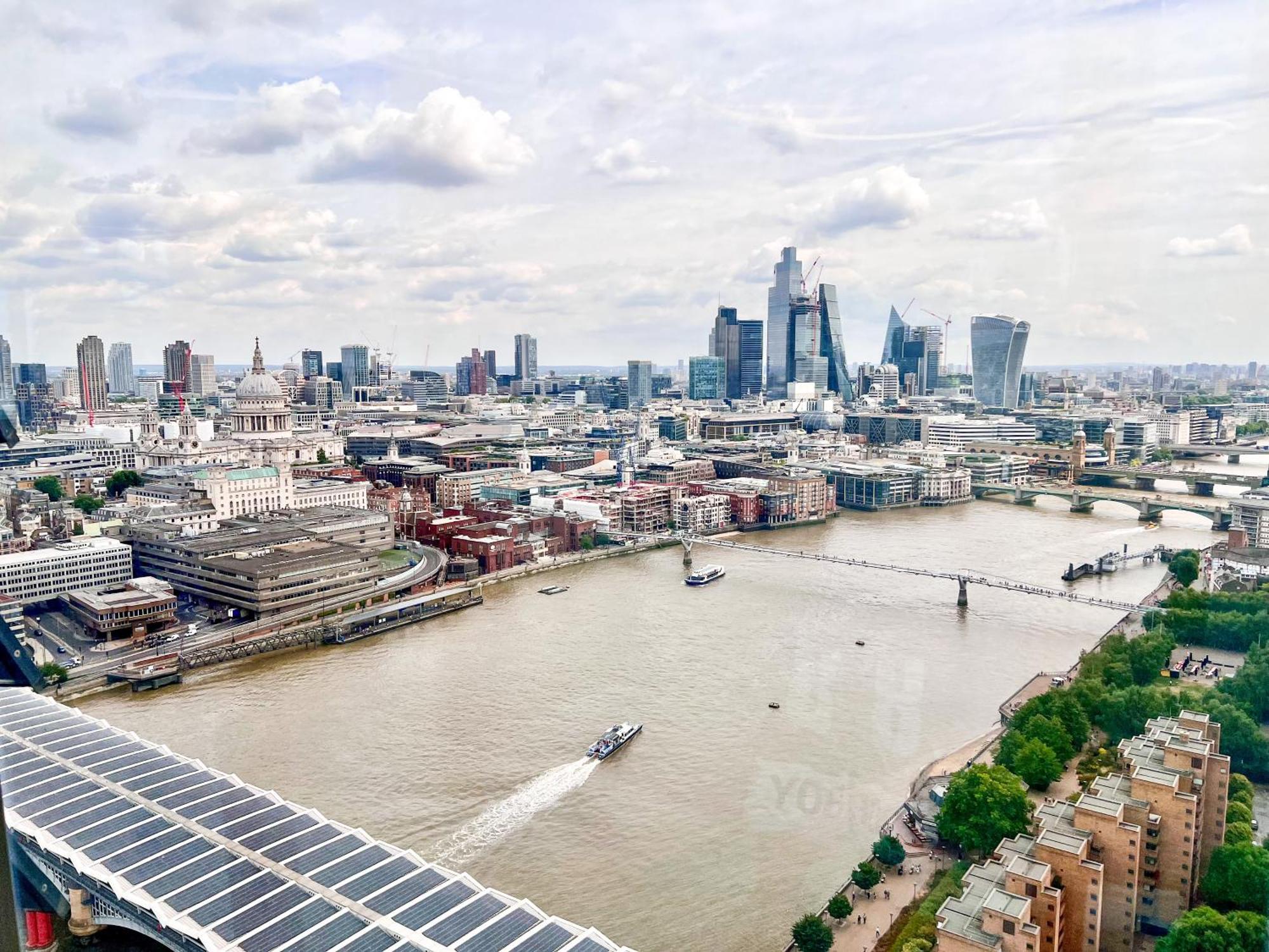 Happy River Thames View Entire