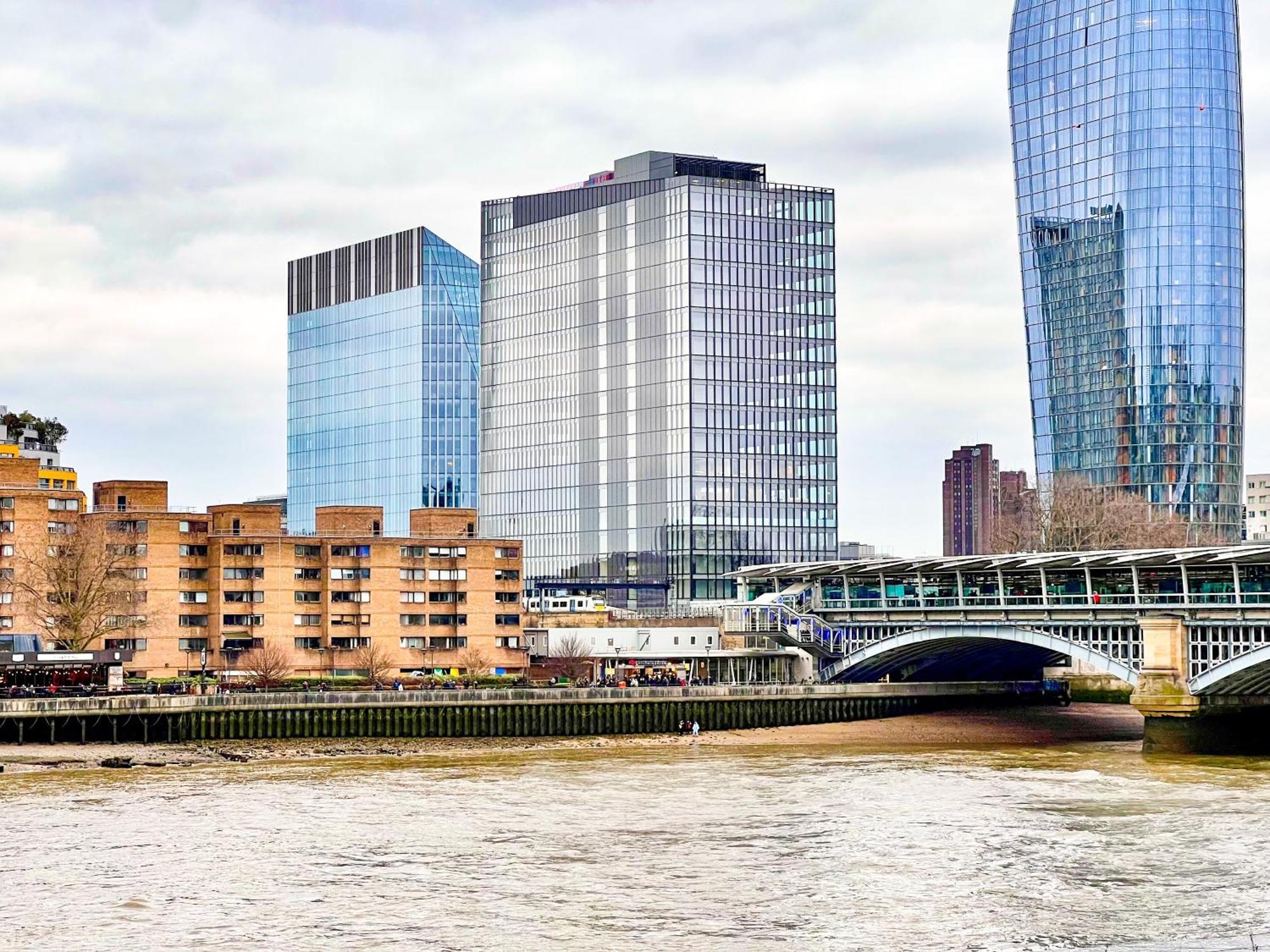Happy River Thames View Entire *