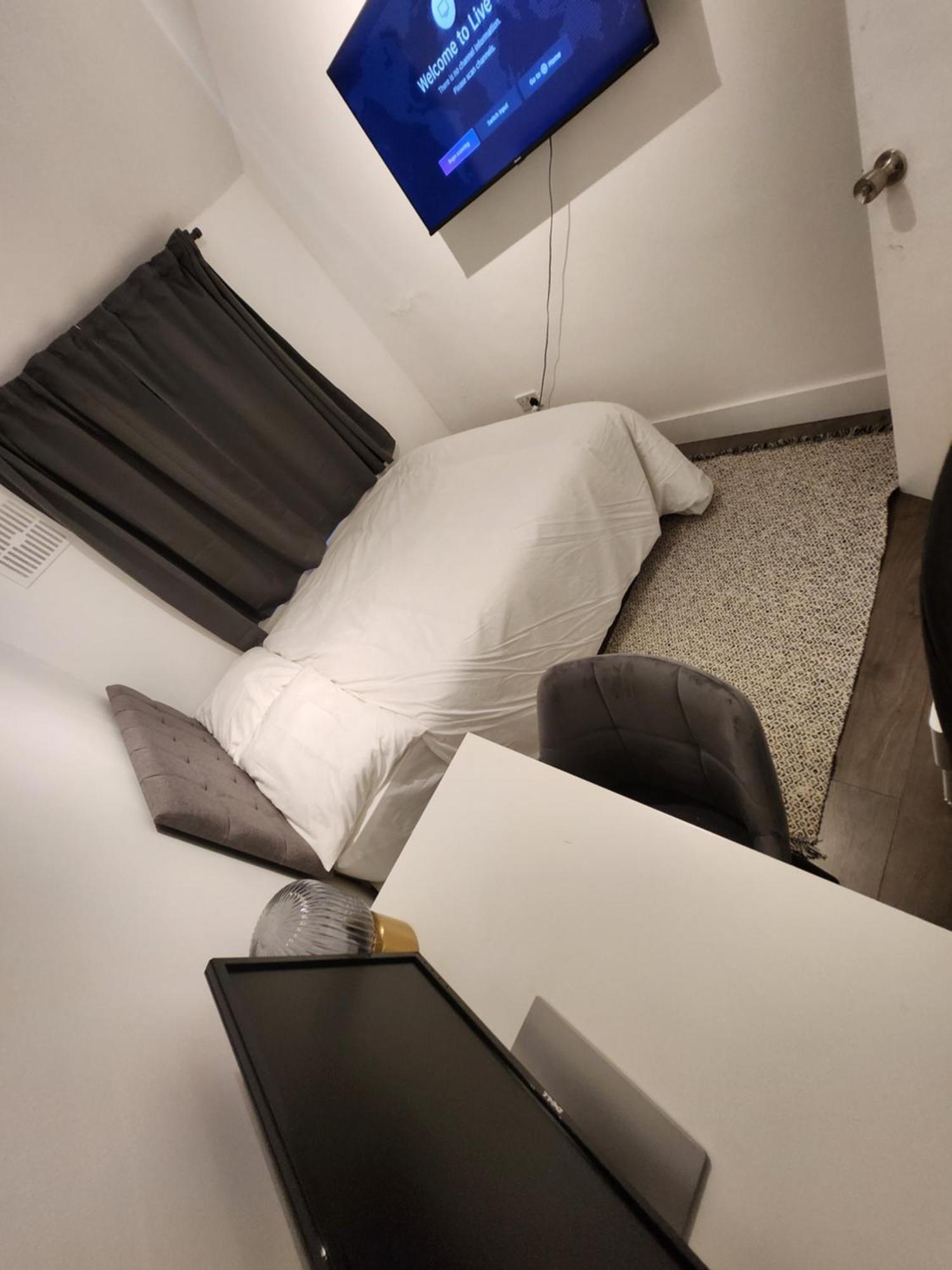 Apartment Flat With Work Station, Monitor, Smart Tv & Netflix *