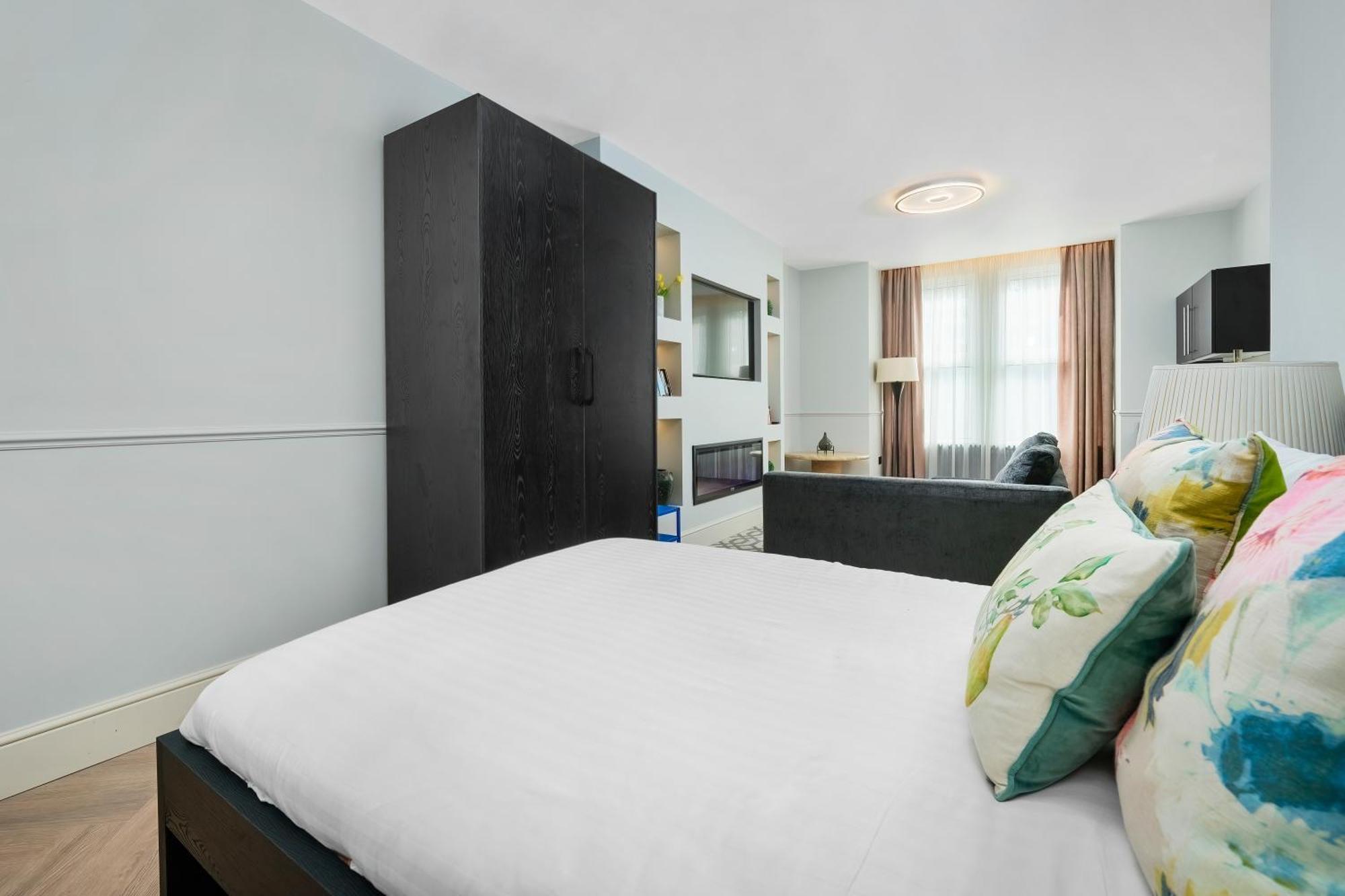 Nine Elms Modern Apartment