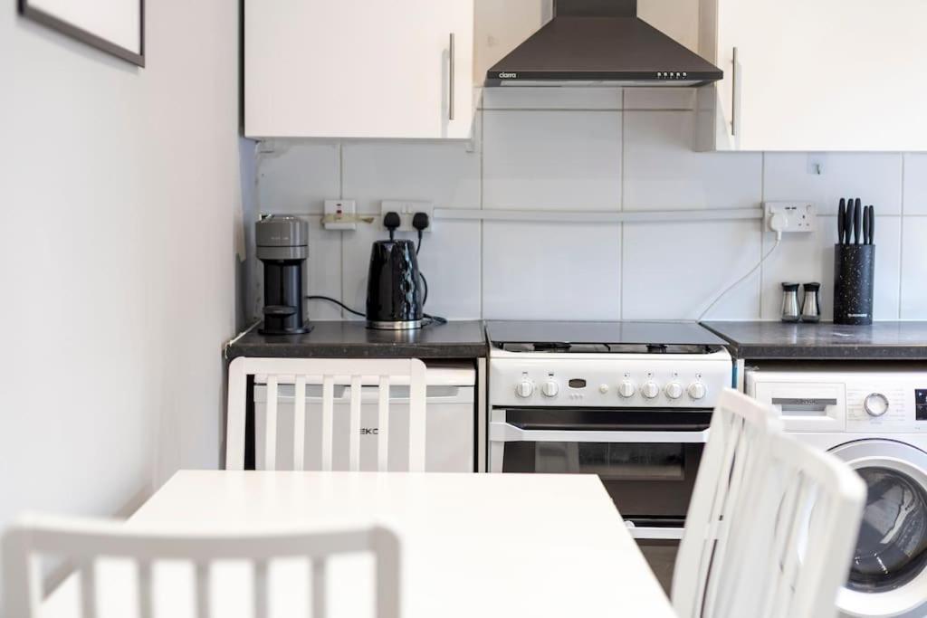 2 Bedroom Flat In Notting Hill Apartment London