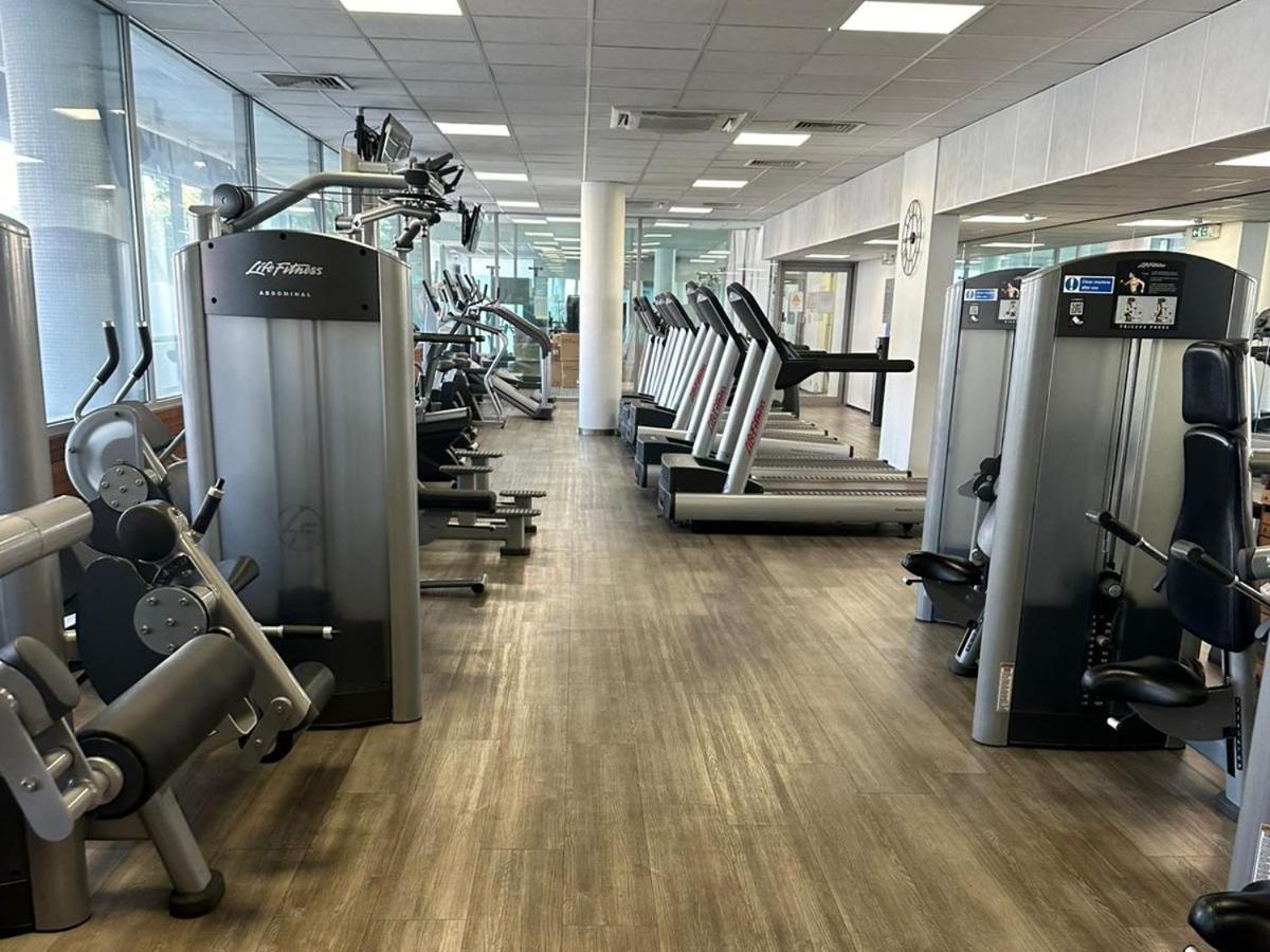Charming 1bdr Serviced Condo! 4 Guests Pool N Free Parking Appartement Londen
