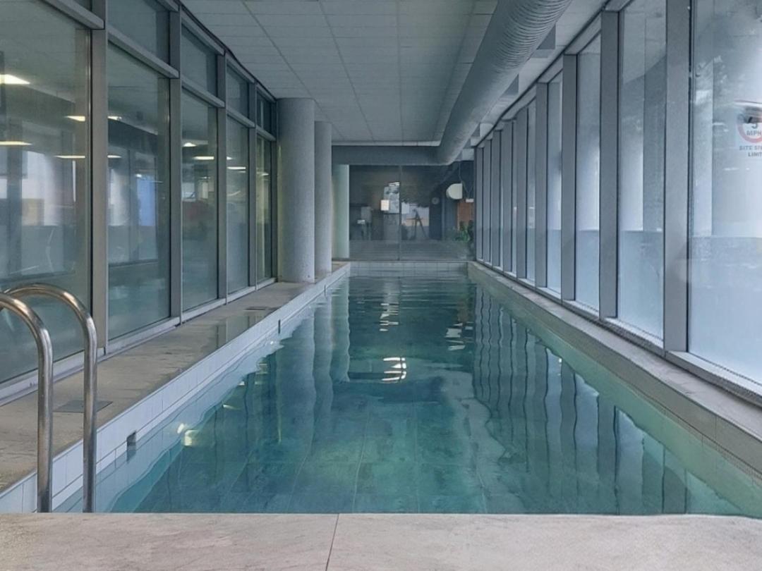 Charming 1bdr Serviced Condo! 4 Guests Pool N Free Parking Appartement *