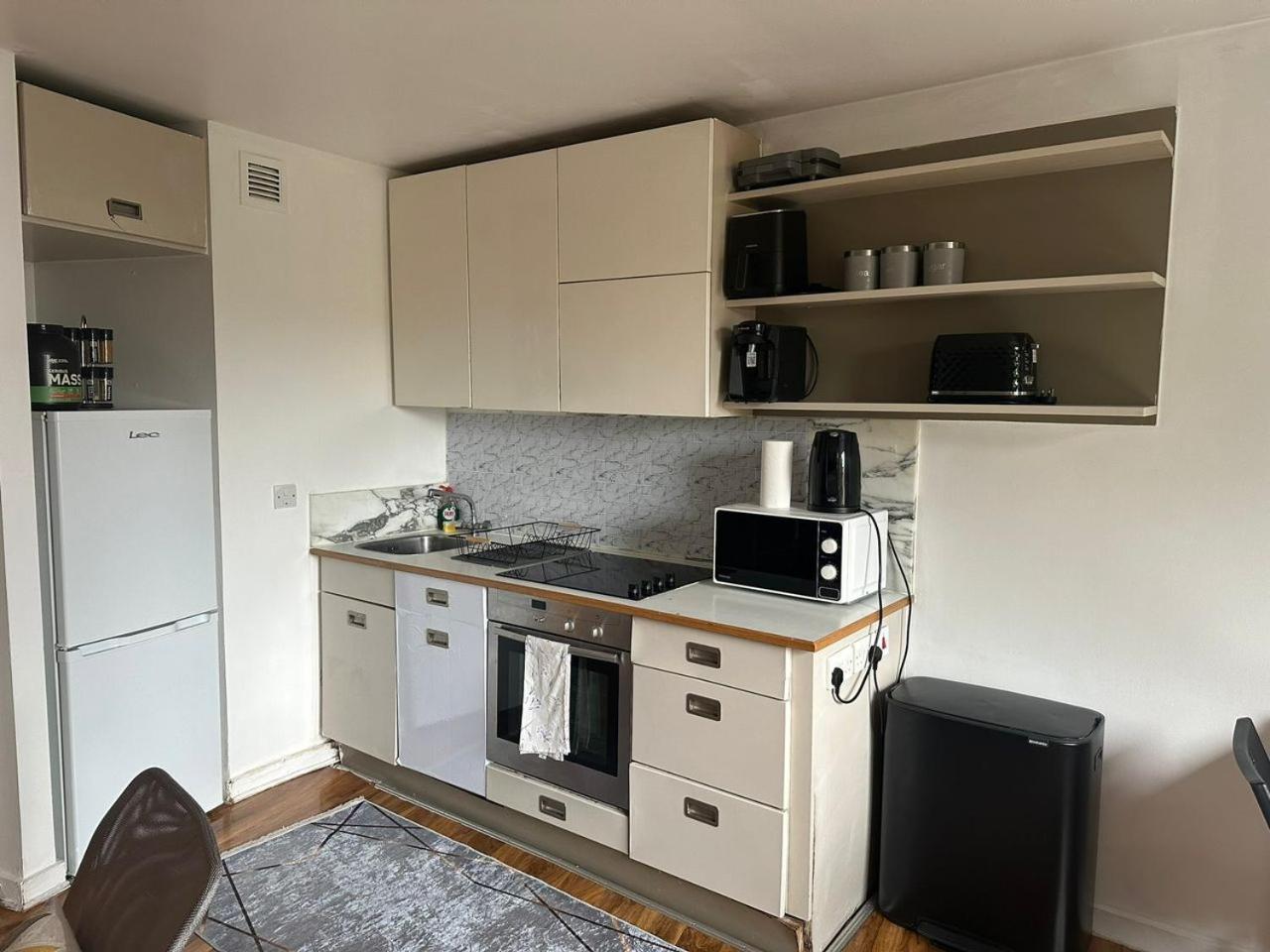 Charming 1bdr Serviced Condo! 4 Guests Pool N Free Parking Londen