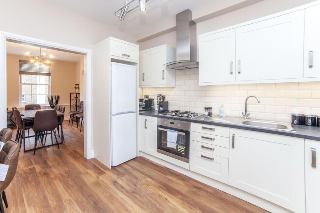 Spacy 3 Bedroom Woolwich Apartment