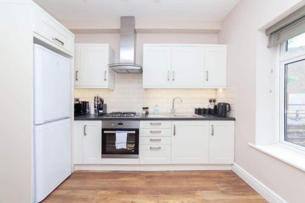 Spacy 3 Bedroom Woolwich Apartment *
